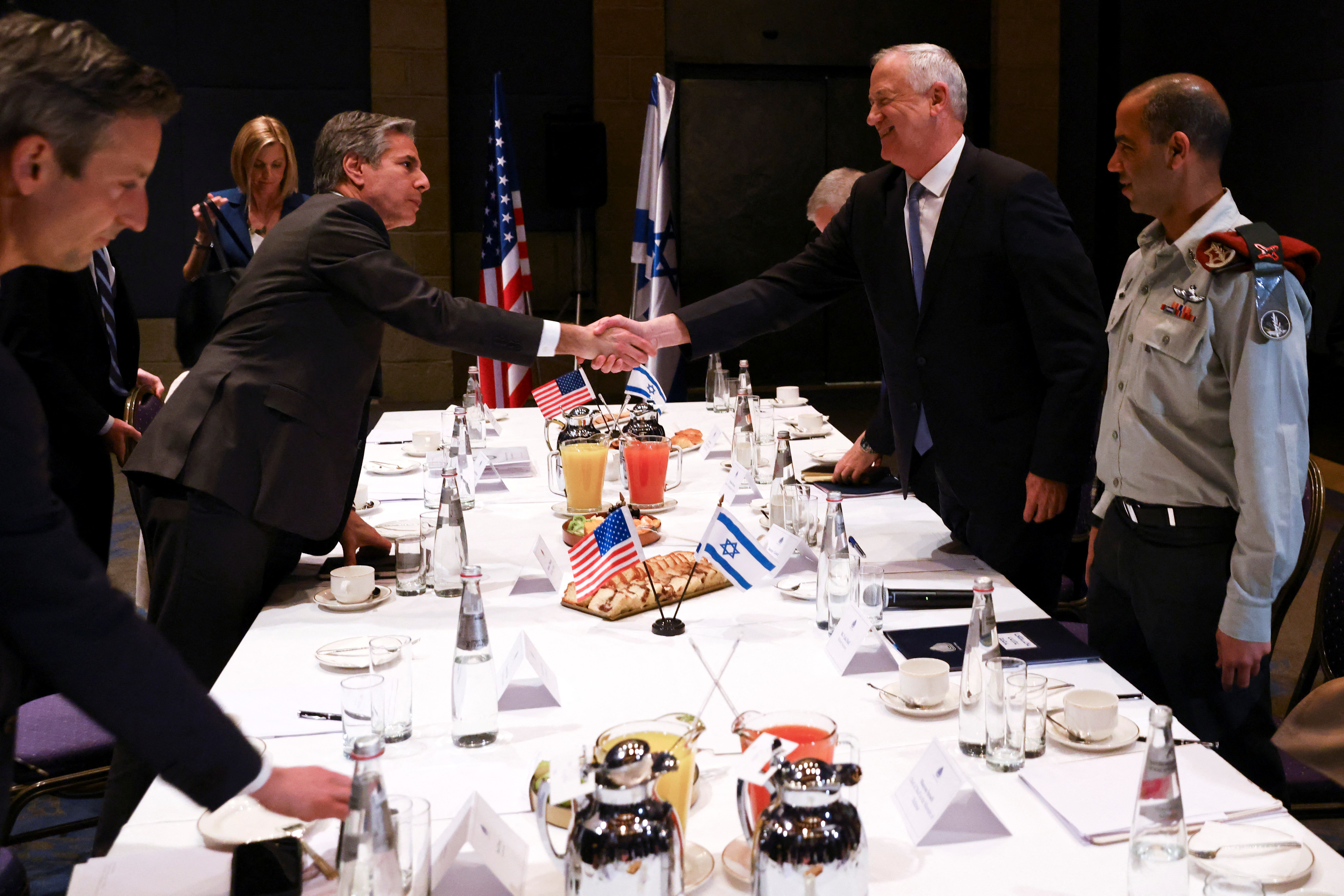 El ministro de Defensa israelí, Benny Gantz, estrecha la mano del secretario de Estado estadounidense, Antony Blinken, durante una reunión diplomática, en el hotel David Citadel de Jerusalén, el 27 de marzo de 2022. REUTERS/Ronen Zvulun