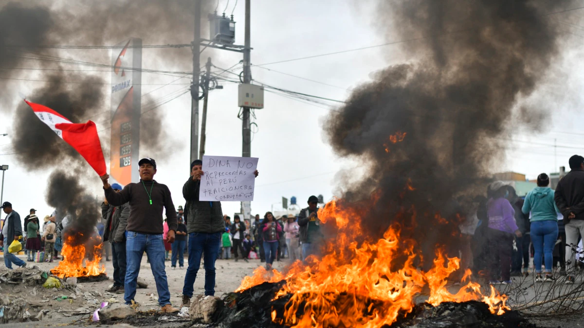 Cientos de ciudadanos se han levantado contra el gobierno en diversas regiones del Perú.