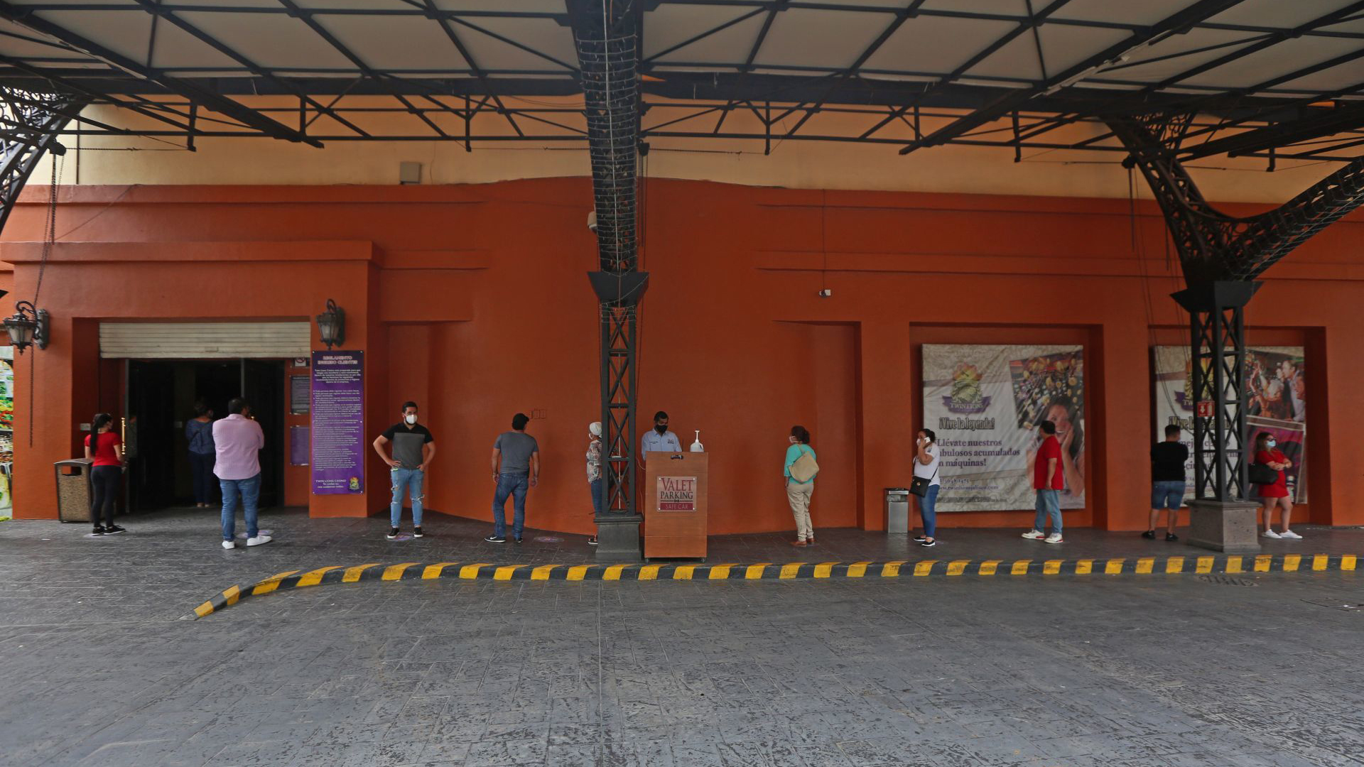 Clientes de un conocido casino de la ciudad, hacen fila tomando la sana distancia, esto previo a entrar y hacer uso de las instalaciones y después de cinco meses de permanecer cerrados a causa de la pandemia sanitaria del COVID-19 (Foto: Cuartoscuro)