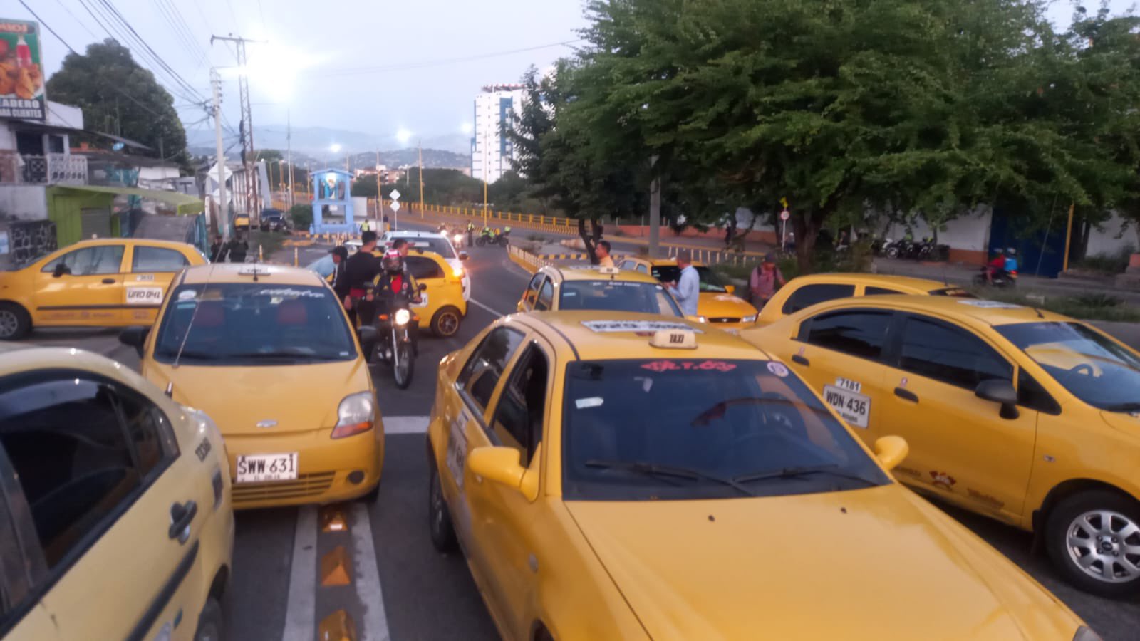 Gremio de taxistas en Cúcuta, Norte de Santander adelantan paro. @ALFREDOSAADEV. Twitter