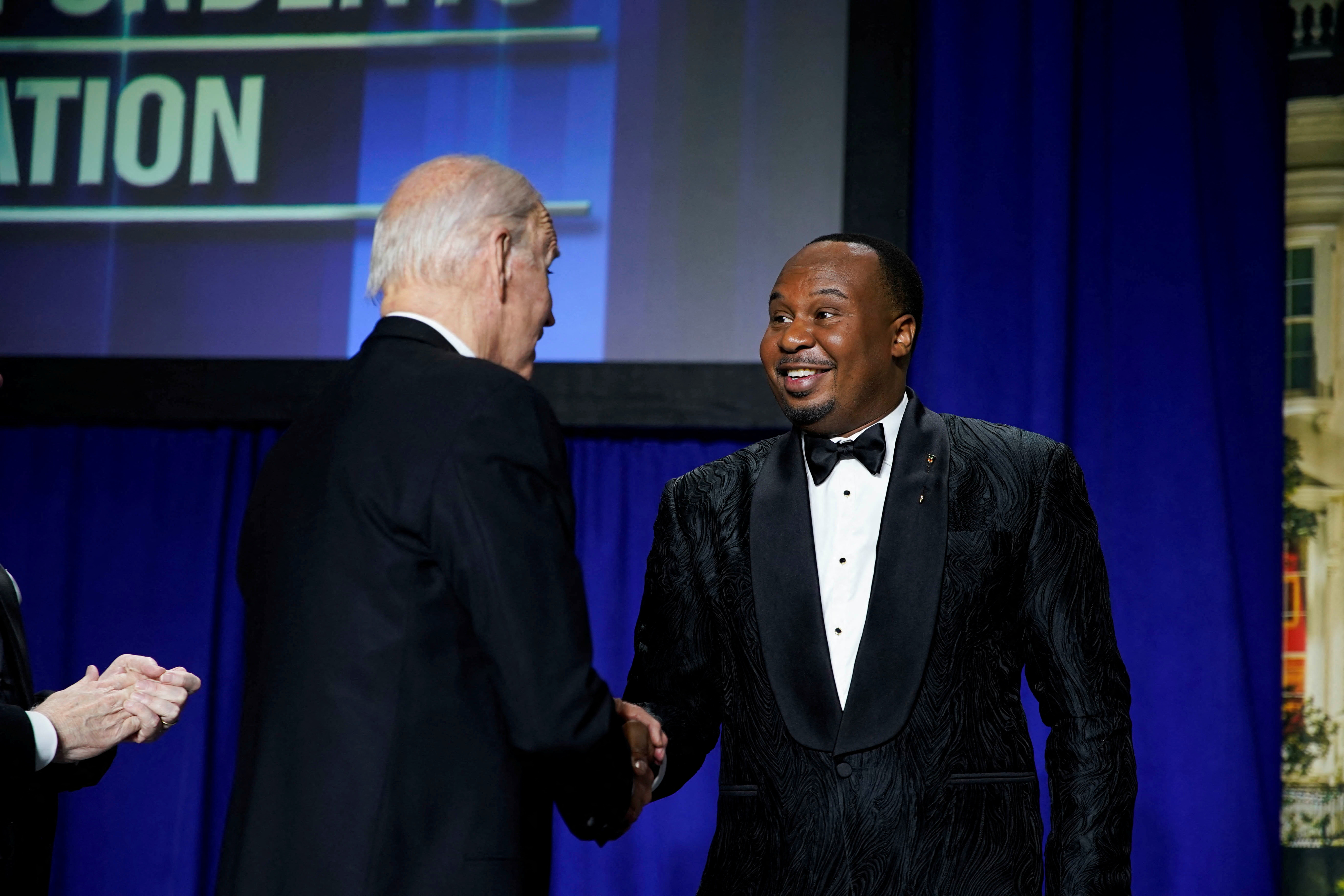 Joe Biden saluda al comediante Roy Wood Jr. (Reuters)