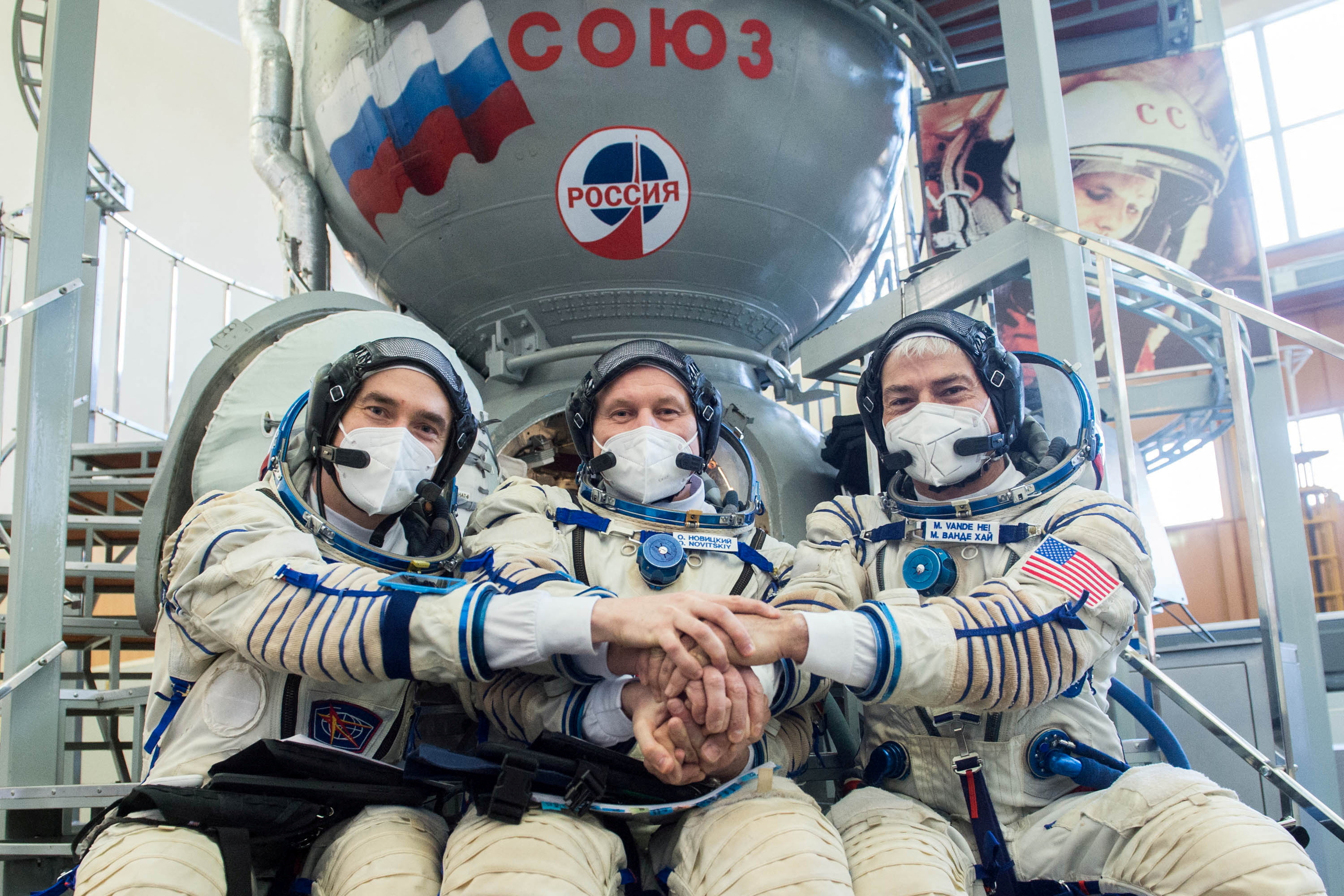 FOTO DE ARCHIVO: Los cosmonautas de la agencia espacial rusa Roscosmos Pyotr Dubrov, Oleg Novitskiy y el astronauta de la NASA Mark Vande Hei posan para una fotografía durante una sesión de entrenamiento antes de su expedición a la Estación Espacial Internacional (ISS) en Star City, Rusia, el 20 de marzo de 2021 (Andrey Shelepin/GCTC/Agencia espacial rusa Roscosmos/REUTERS)