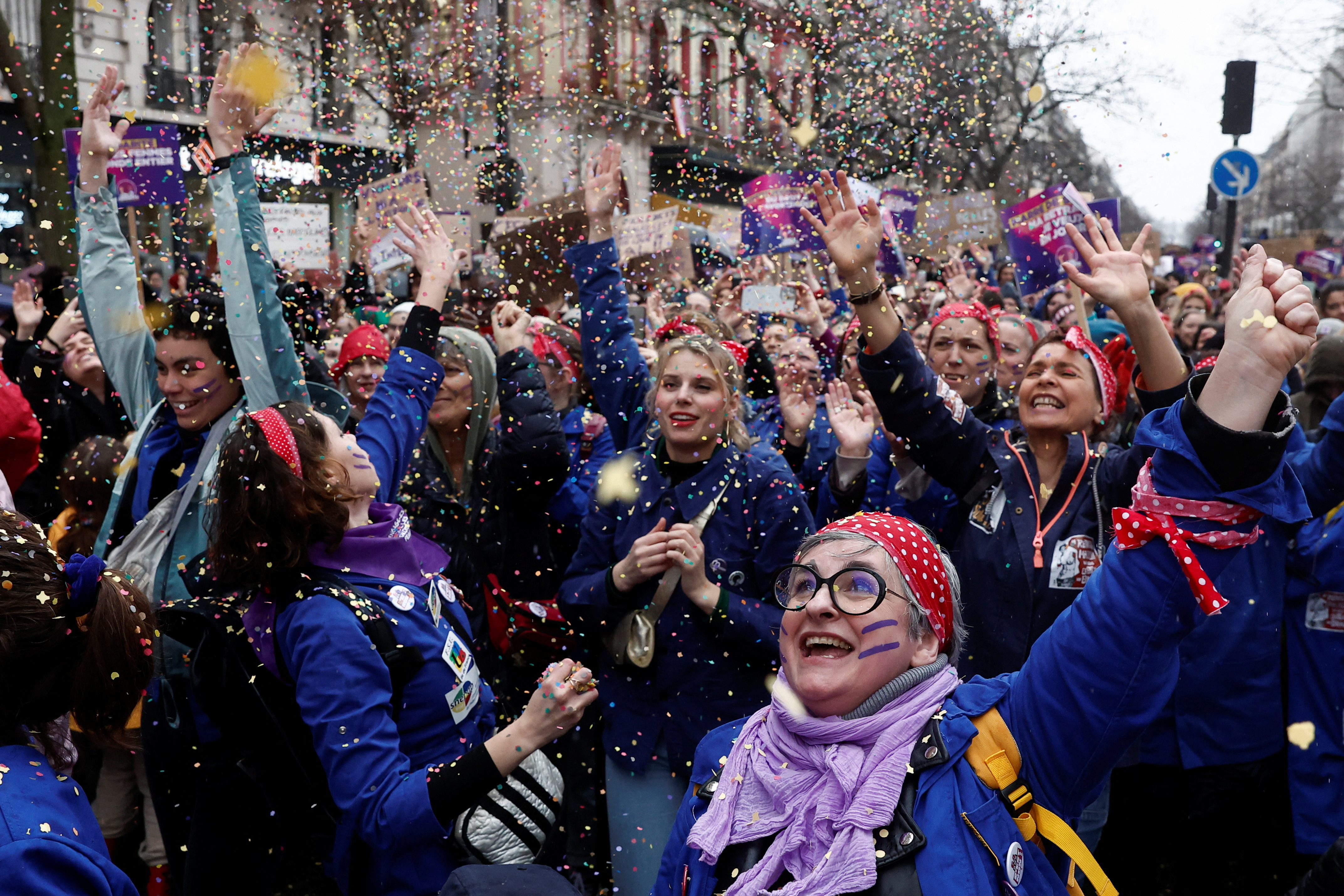 Durante la marcha en Francia tiraron papeles dorados sobre las mujeres vestidas de violeta.