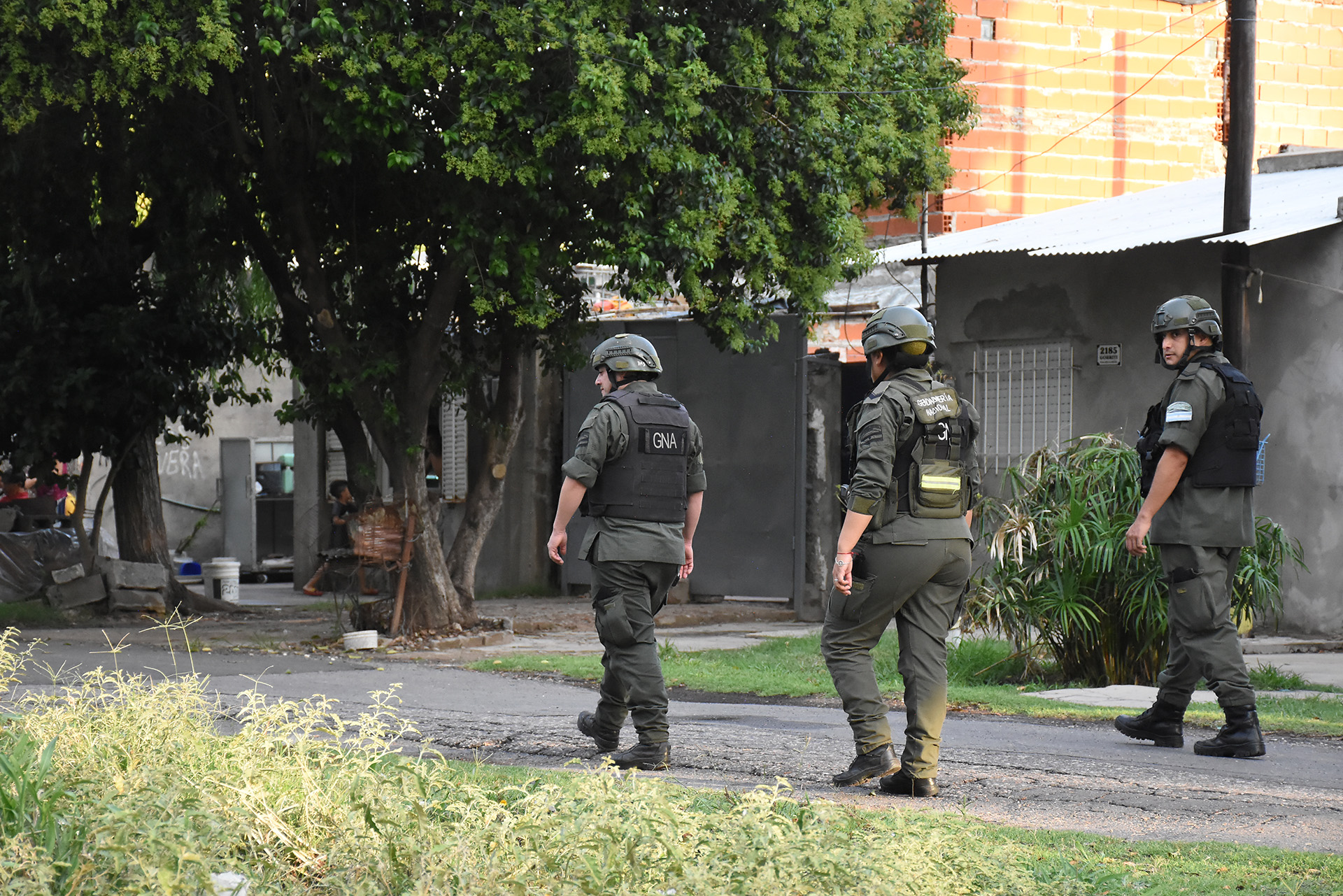 Efectivos de Gendarmería Nacional caminan por el barrio Larrea. Los gendarmes recorren a pie las zonas donde están asignados pero no tienen móviles en el lugar