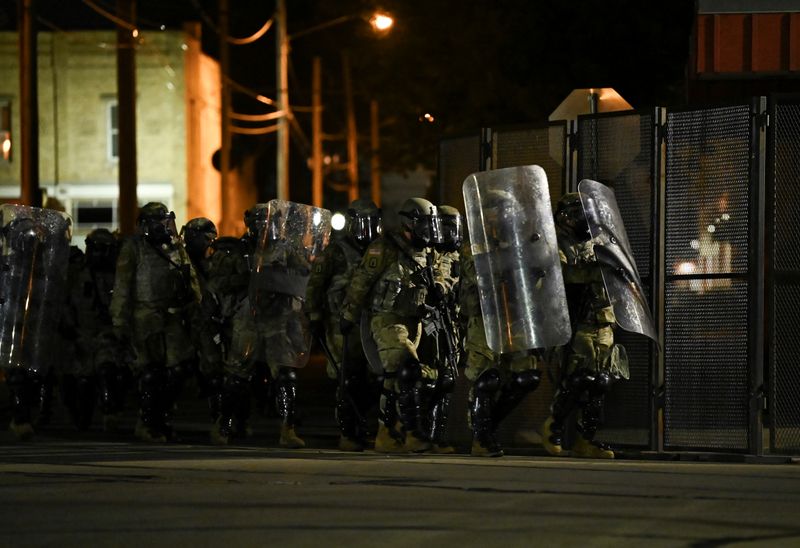 Las fuerzas de seguridad toman posición en Kenosha, Wisconsin, EEUU, el 25 de agosto de 2020. REUTERS/Stephen Maturen