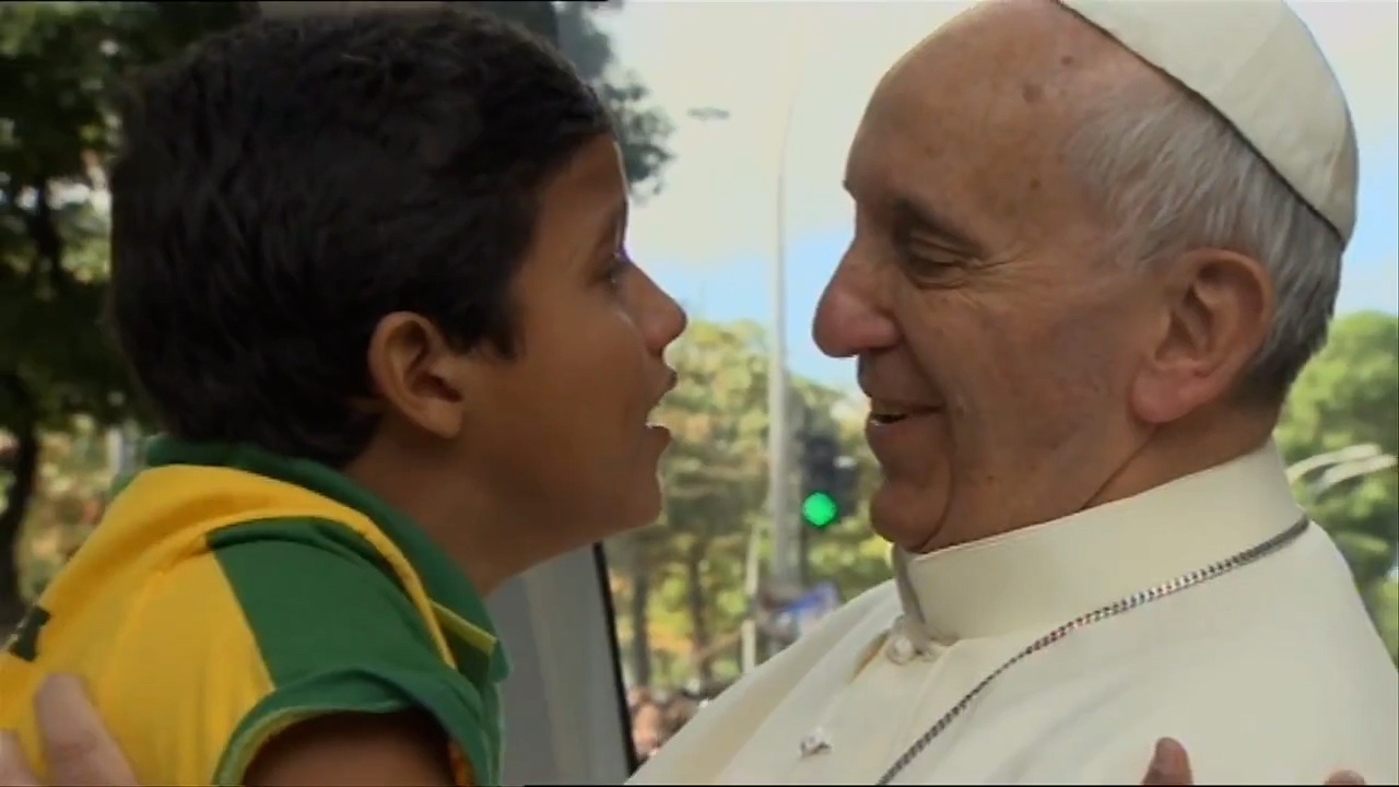 El niño que hace 10 años abrazó al Papa Francisco le cumplió su promesa: ingresó en el seminario para ser sacerdote