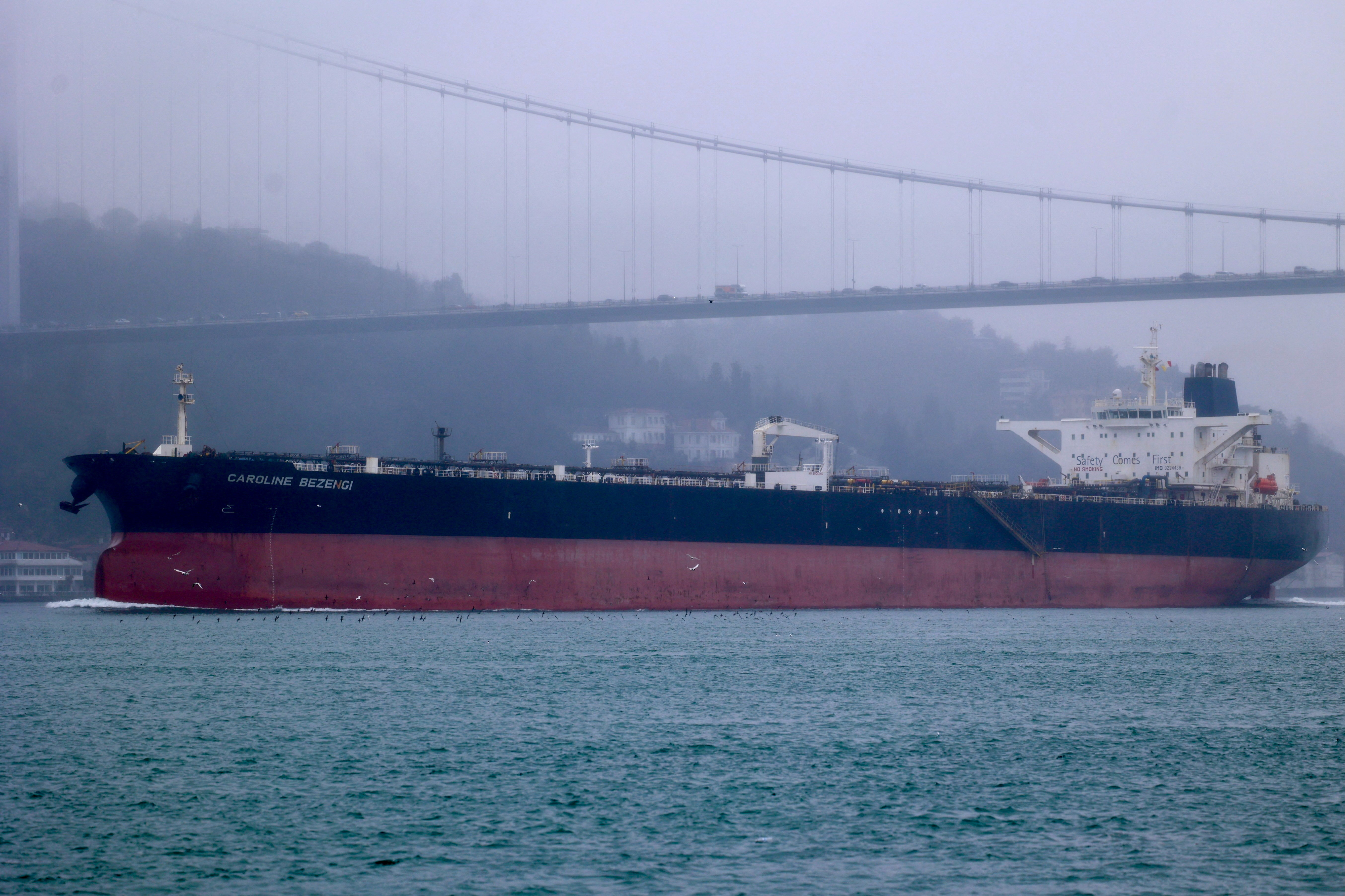 Sin due&ntilde;o, sin bandera y sin seguro: el petrolero de la flota fantasma rusa sigue derramando crudo en Om&aacute;n y crece la alerta ambiental