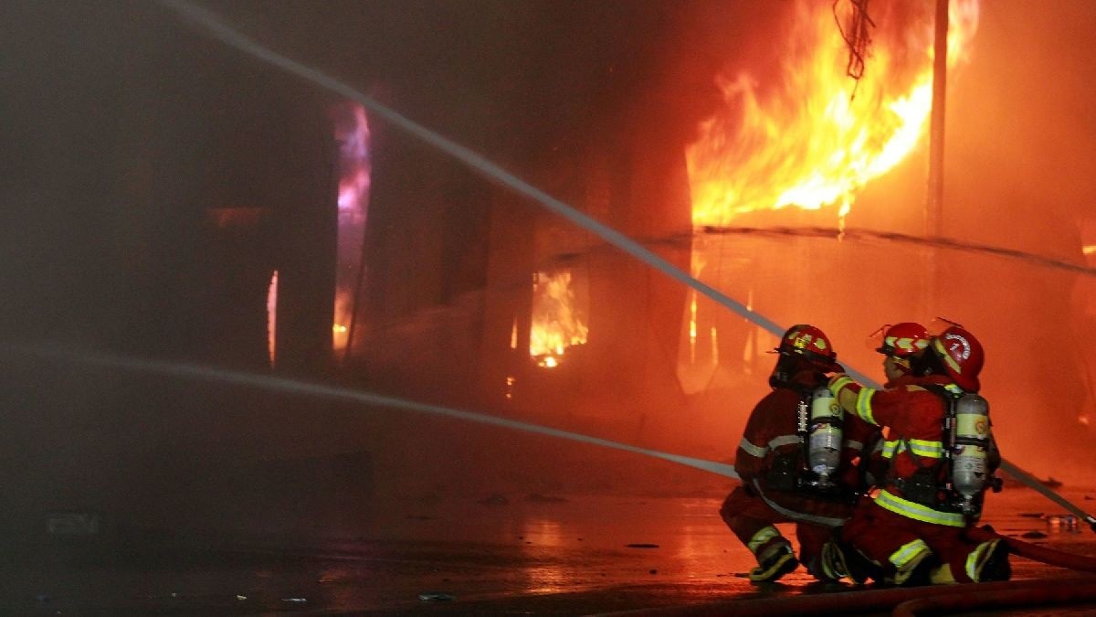 Anciano dejó vela encendida y ocasionó gran incendio que dejó a 40 familias sin hogar en el Cercado de Lima