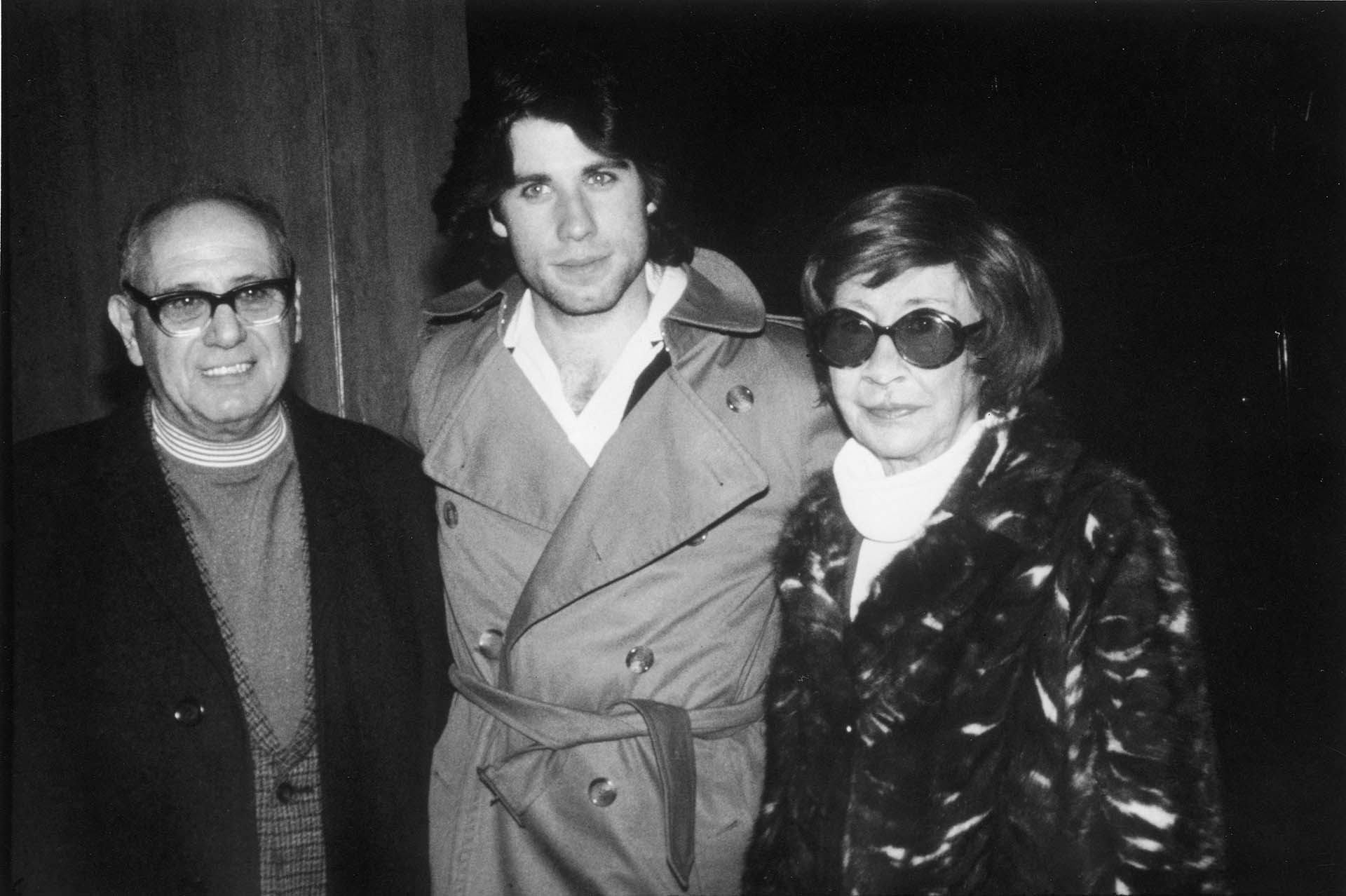 John Travolta junto a su padre Salvatore Travolta y su madre Helen Travolta en 1976 (Getty Images)