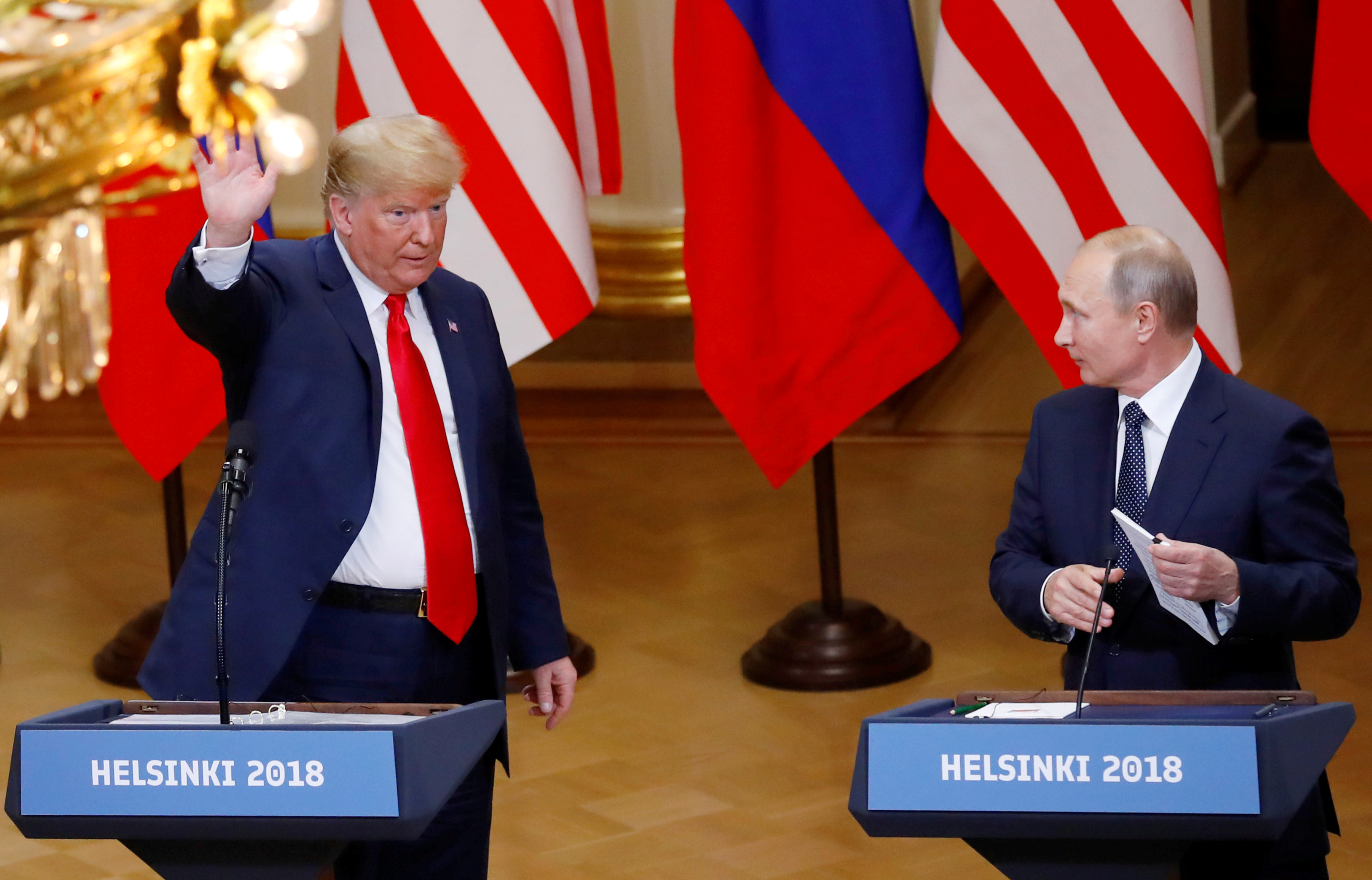 El presidente de EE.UU. Donald Trump y el presidente ruso Vladimir Putin al final de la conferencia de prensa conjunta tras la cumbre en Helsinki, Finlandia, el 16 de julio de 2018 (REUTERS/Leonhard Foeger/Foto de archivo)