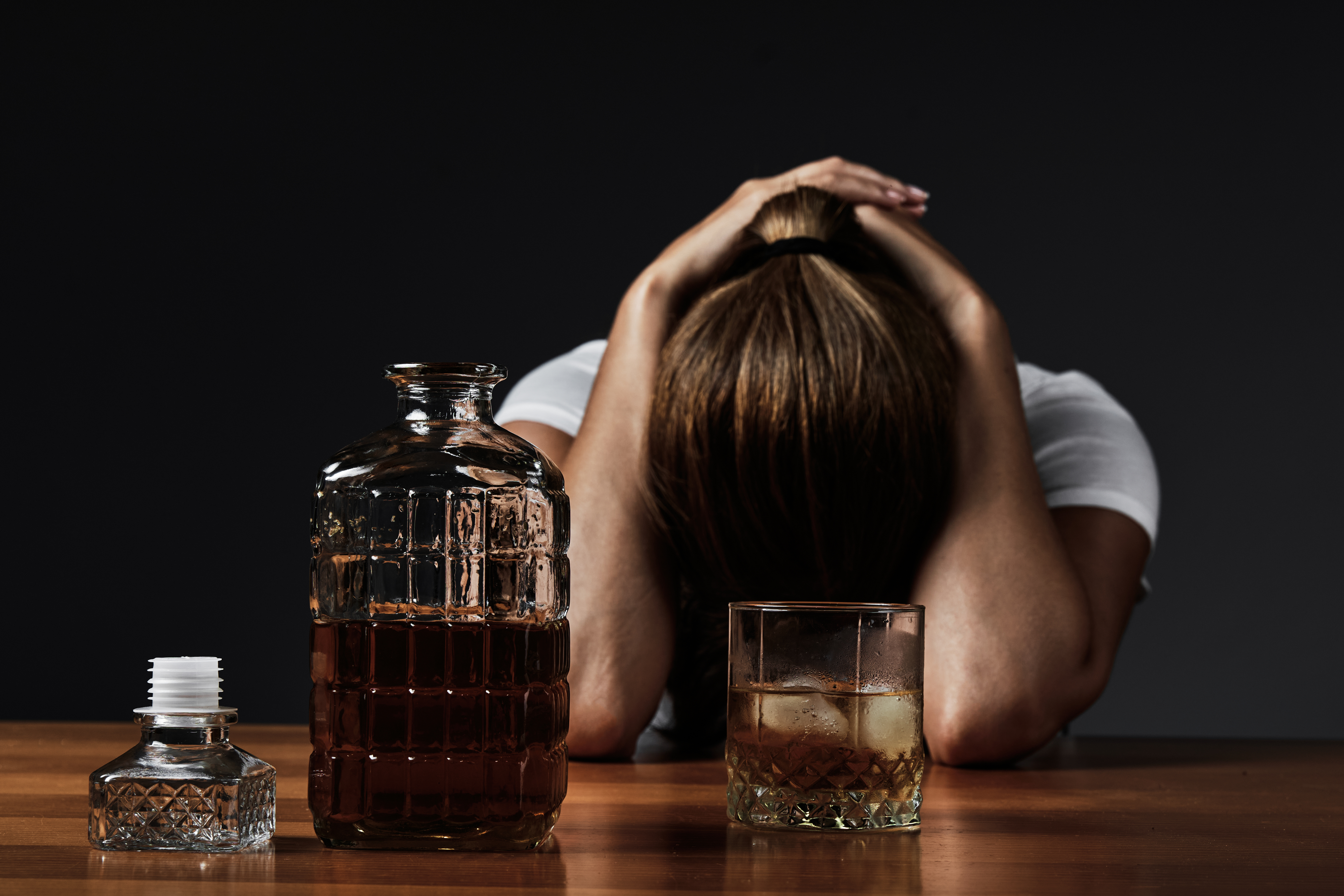 Un trastorno por consumo de alcohol se define como la asociación de síntomas que son cognitivos, conductuales y fisiológicos