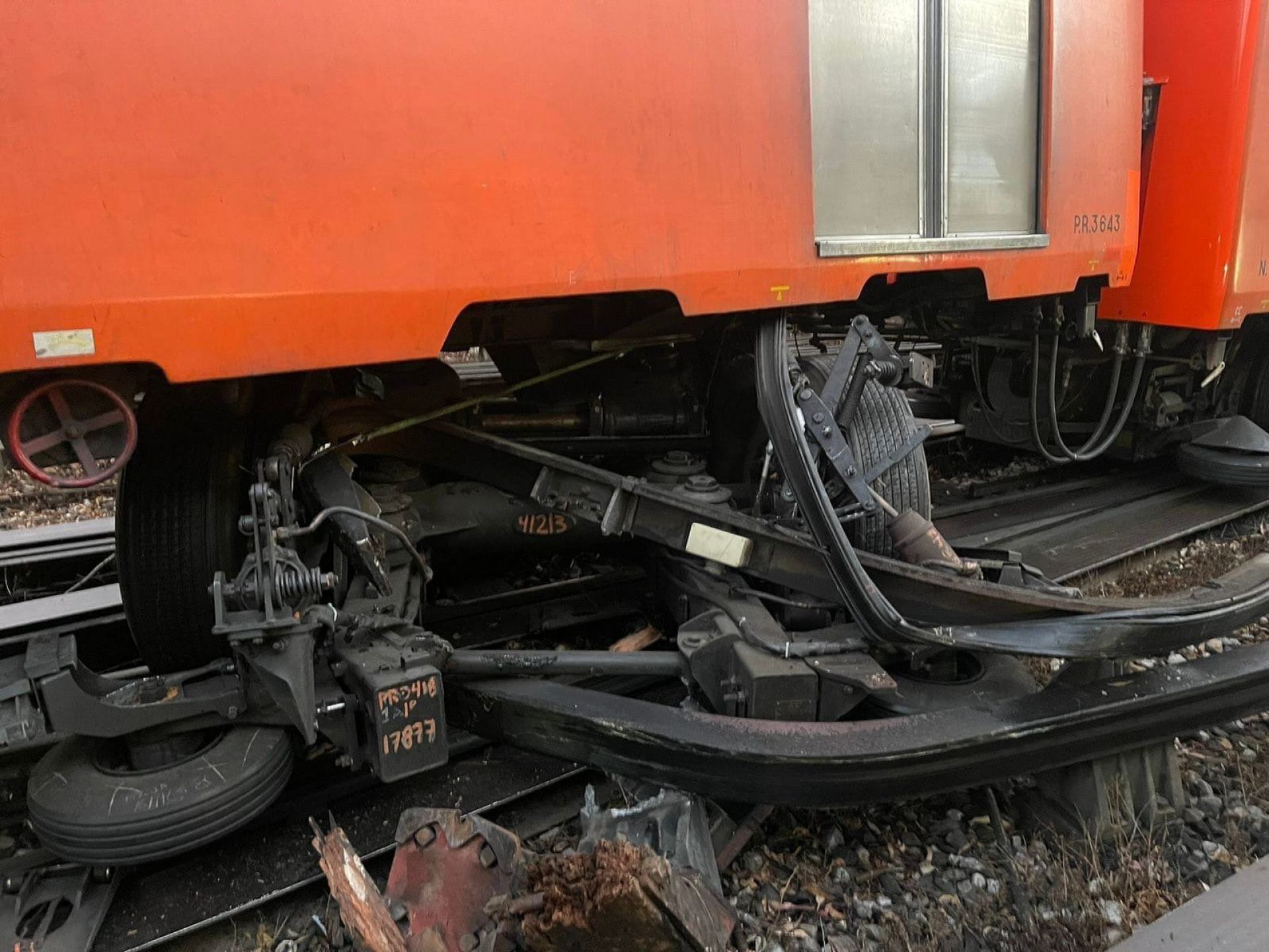 Caos en el Metro CDMX: descarrila tren, falla eléctrica en Línea 7 y supensión del servicio  