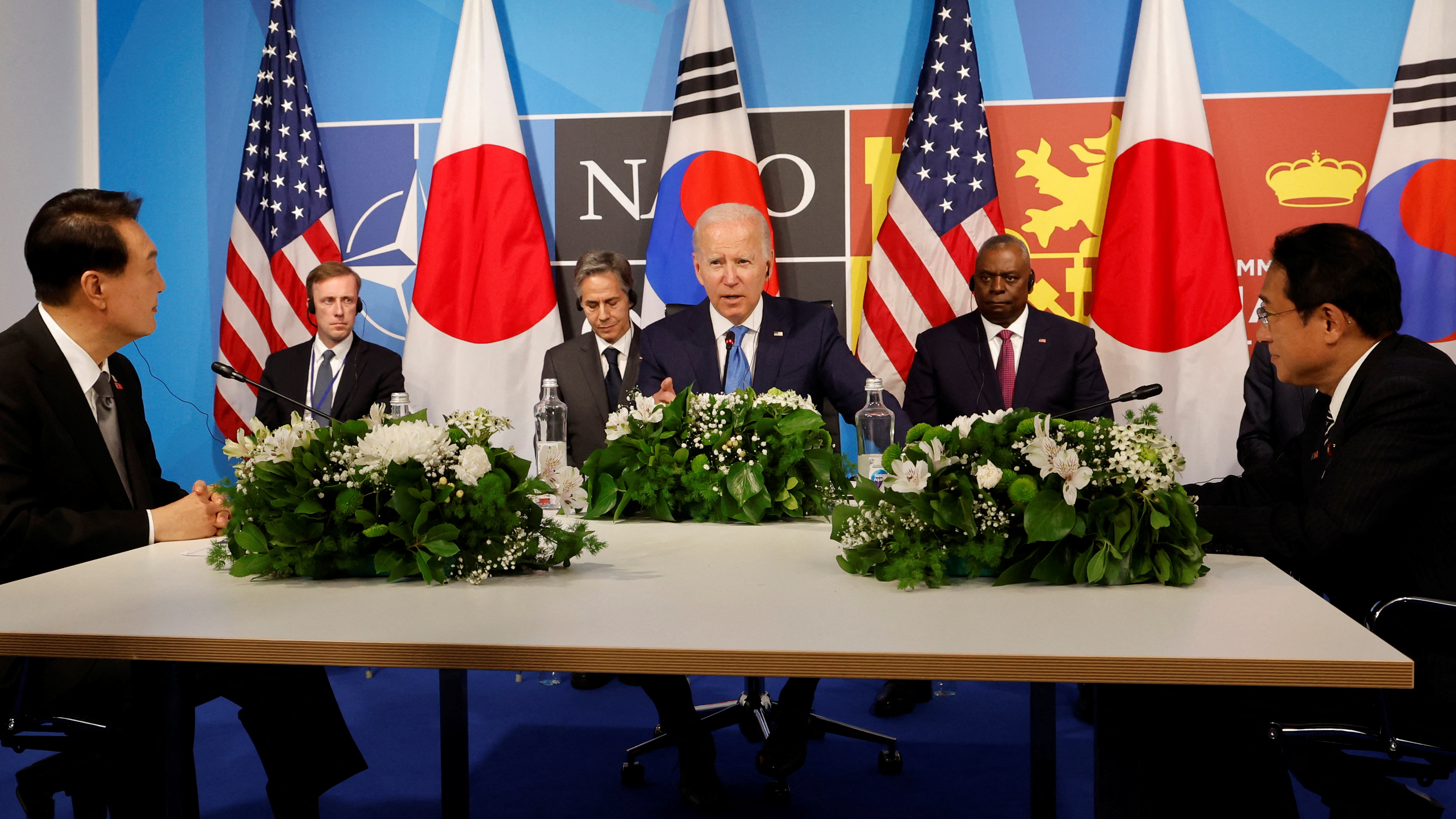 El presidente estadounidense, Joe Biden, junto al presidente surcoreano, Yoon Suk-yeol, y el primer ministro japonés, Fumio Kishida,  durante la cumbre de la OTAN en Madrid. REUTERS/Jonathan Ernst