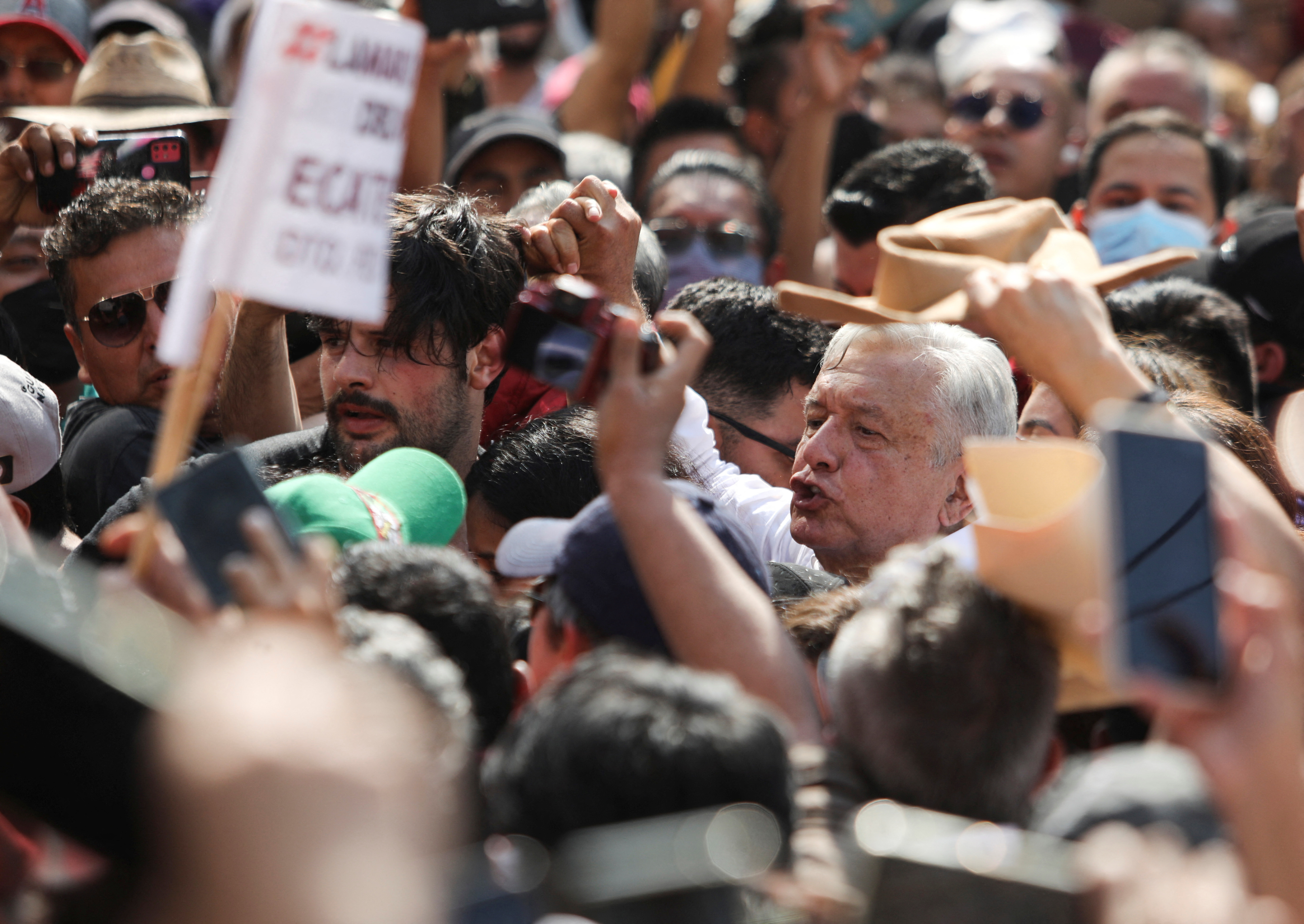 AMLO durante la concentración por la marcha este domingo (REUTERS/Paola Garcia)