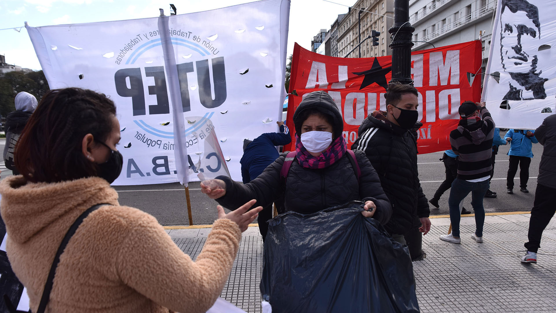 Entre algunos manifestantes se repartieron máscaras durante la marcha