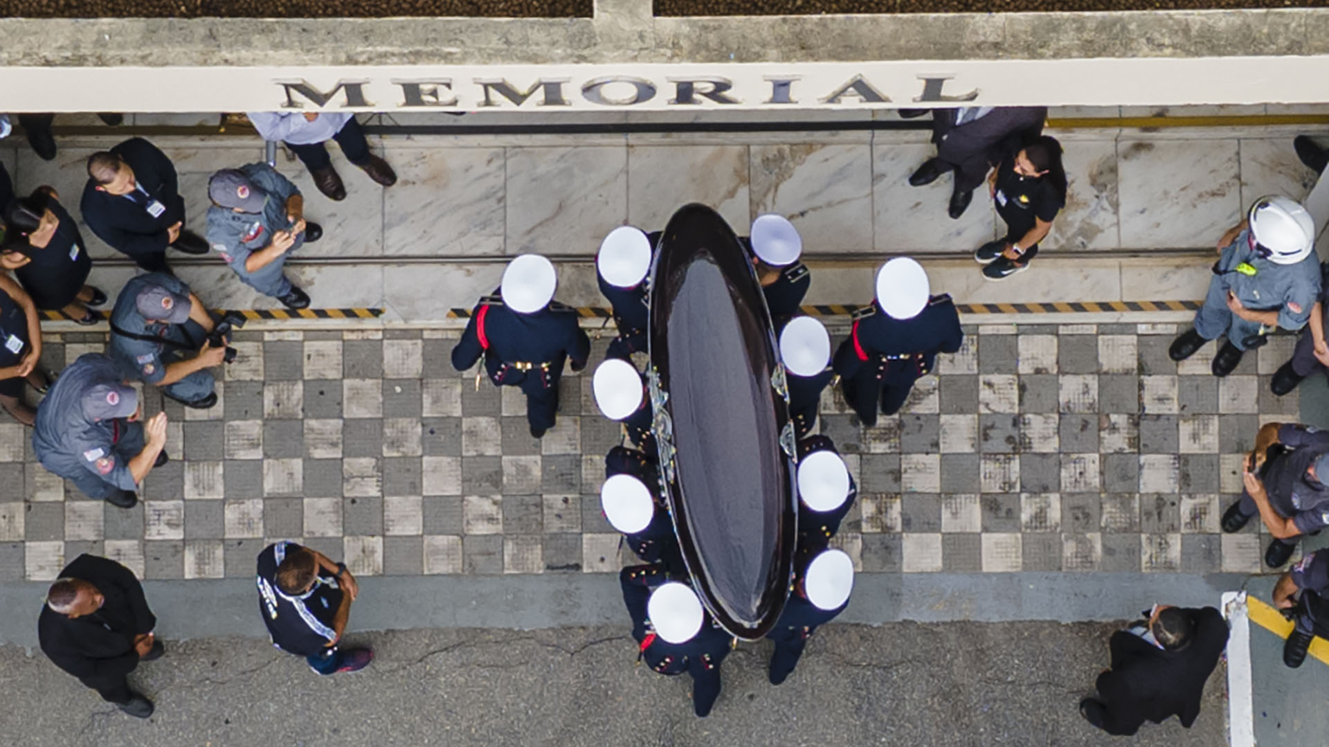 El momento exacto en el que los restos de Pelé ingresaron en el Memorial Necróplis Ecuménica (EFE/ Antonio Lacerda) 