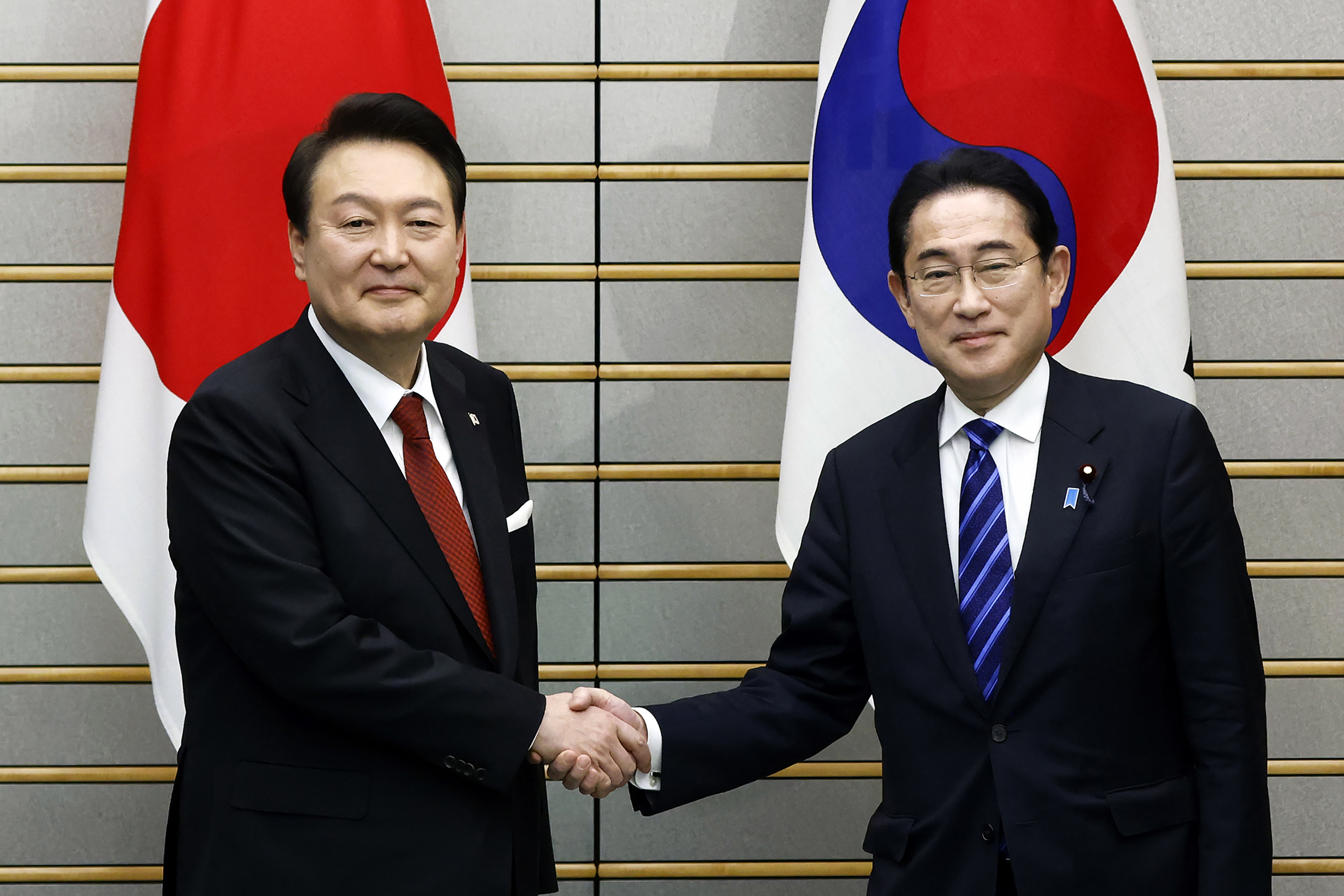 El presidente de Corea del Sur, Yoon Suk Yeol, y el primer ministro de Japón, Fumio Kishida, durante uno de sus encuentros este año. (FOTO: Kiyoshi Ota/AP)