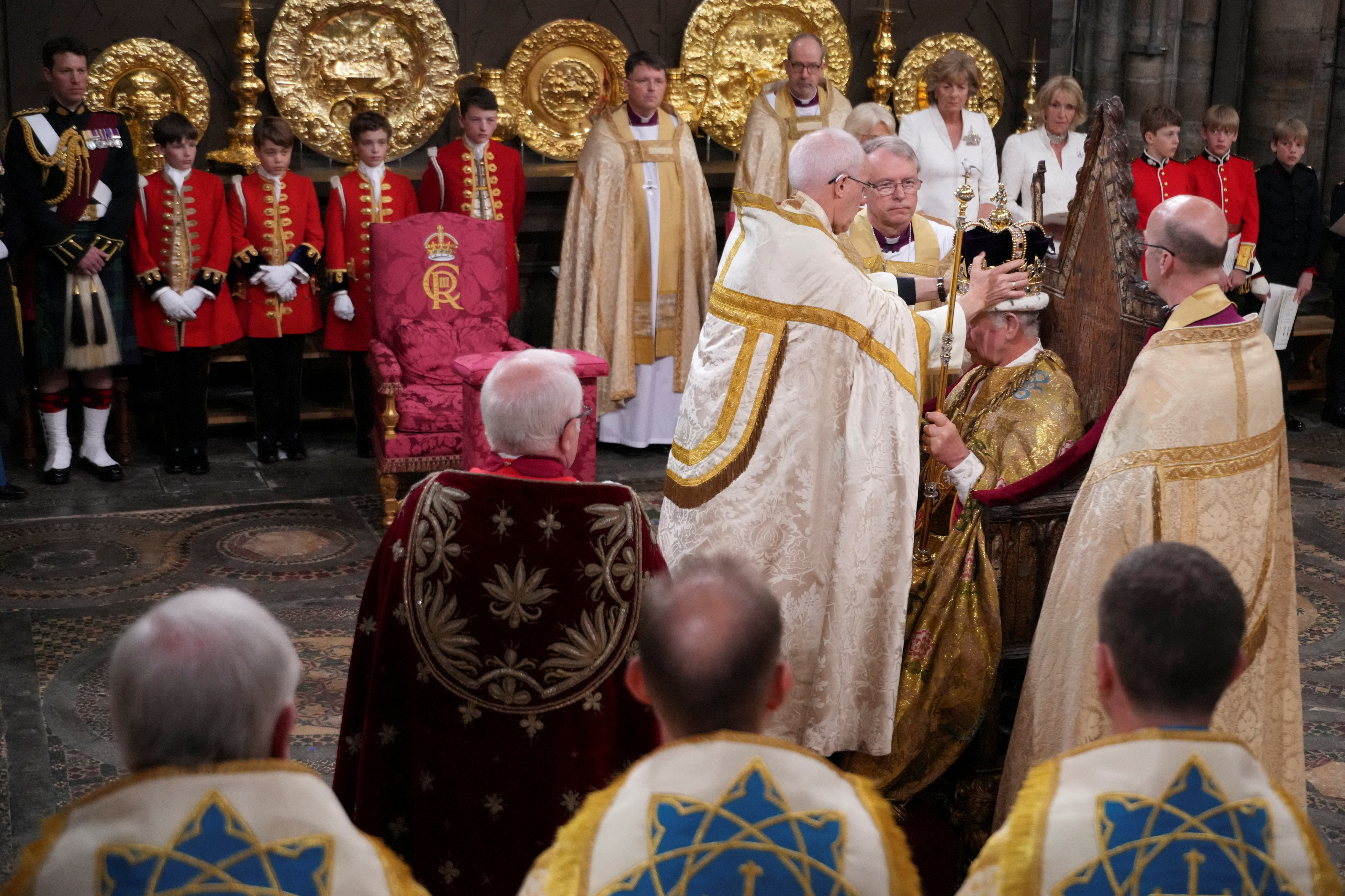 El Rey Carlos III es coronado con la Corona de San Eduardo por el Arzobispo de Canterbury, el Reverendísimo Justin Welby, durante su ceremonia de coronación en la Abadía de Westminster, Londres. Victoria Jones/Piscina vía REUTERS
