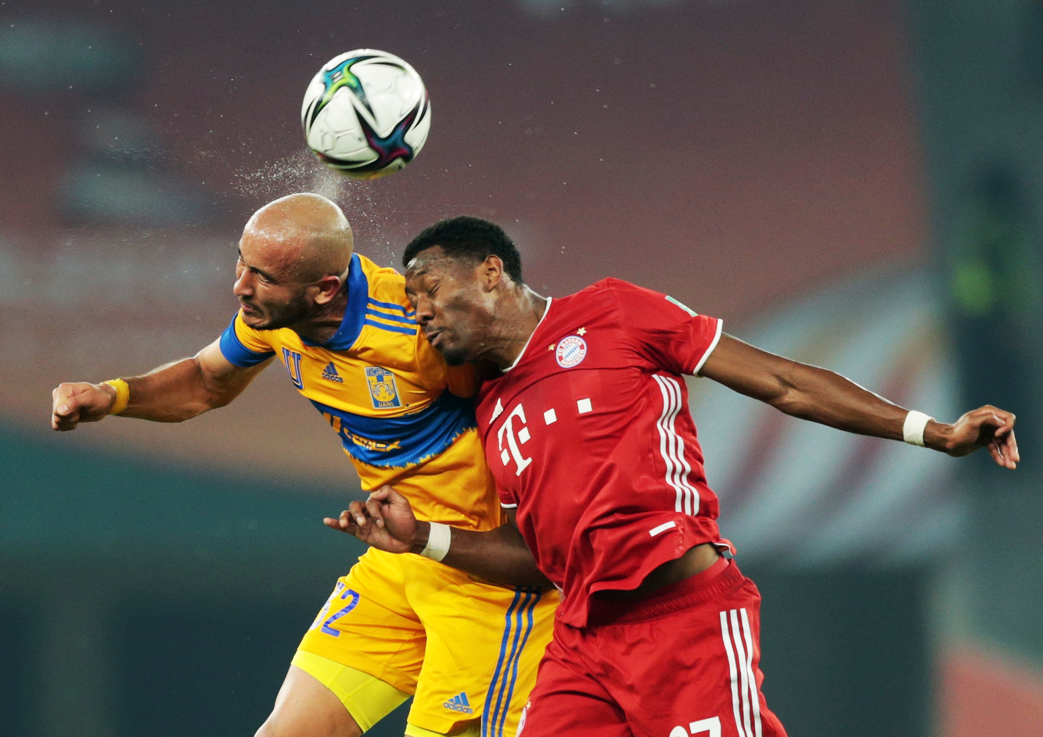 Carlos González de tigres con David Alaba de Bayern Múnich.
