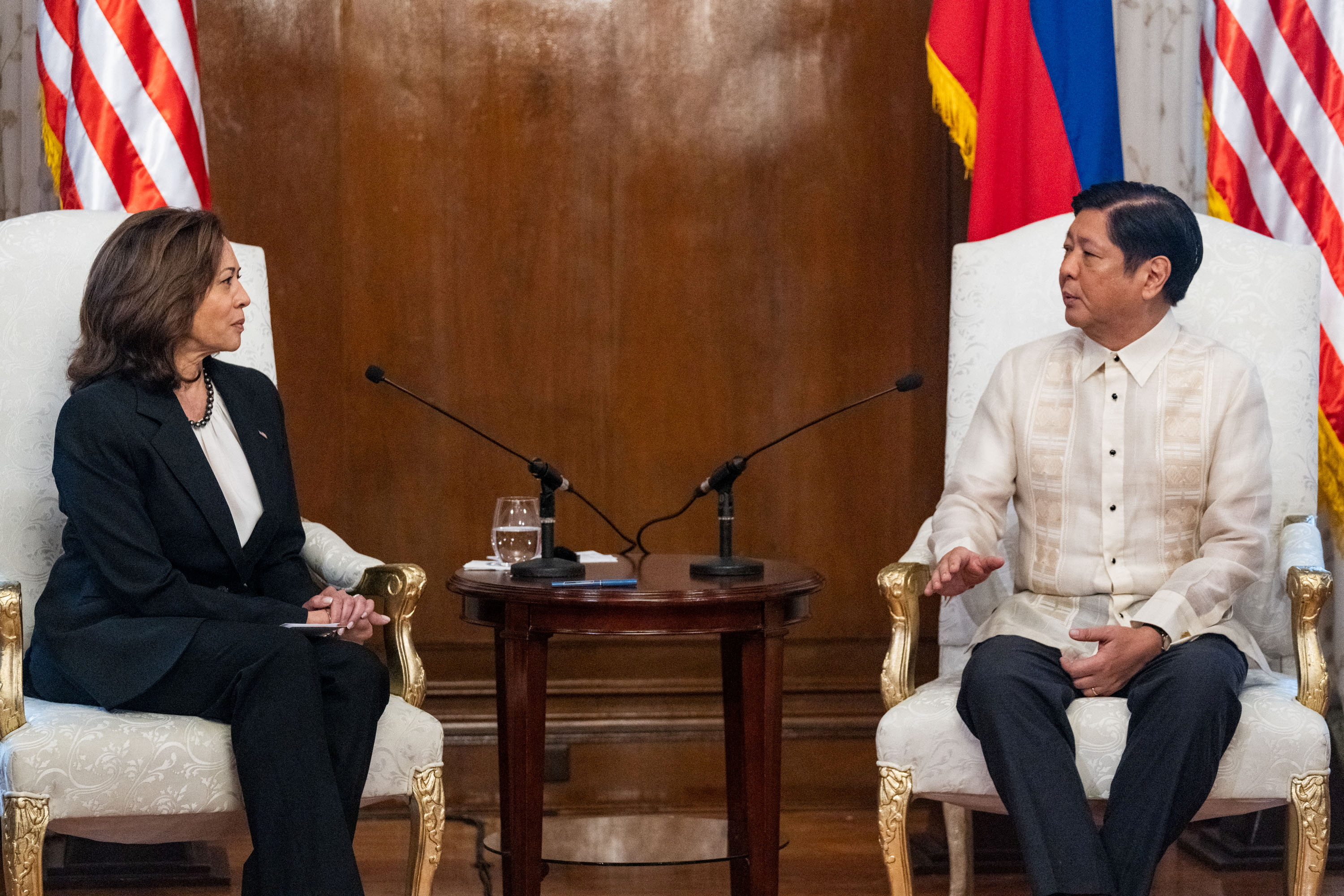 Kamala Harris llegó a Filipinas y se reunió con el presidente Marcos en medio de las tensiones con China