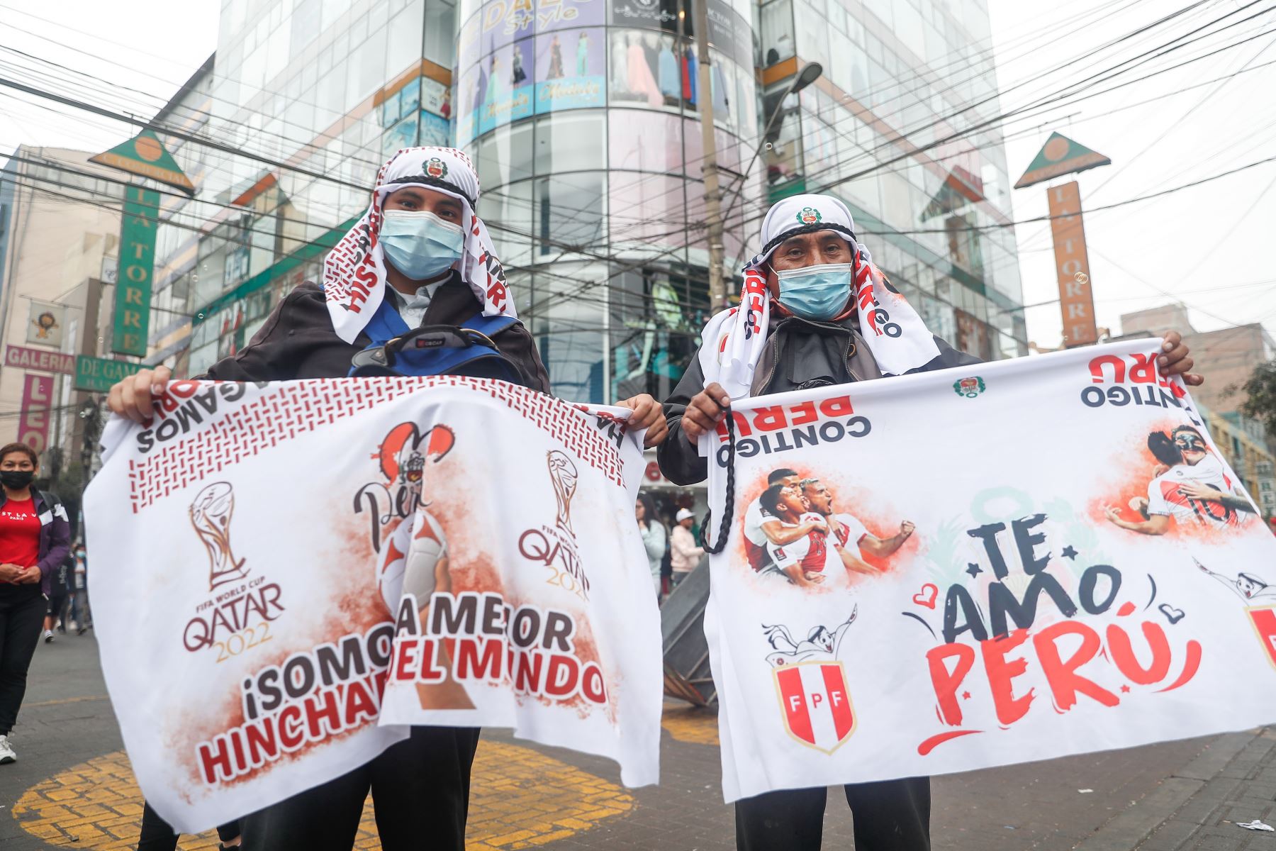 Hinchas peruanos alientan con todo a la selección previo al repechaje