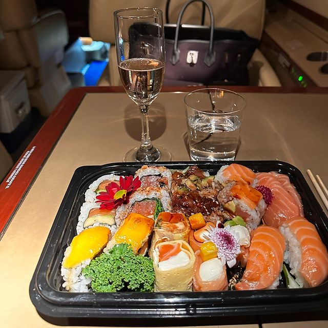 Para comer en el avión privado eligieron sushi con champagne Foto: Instagram