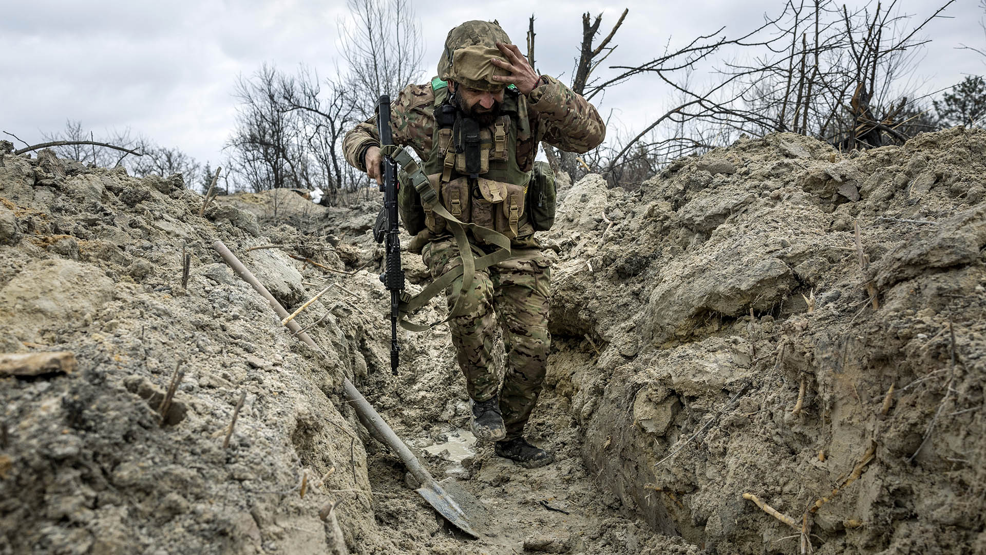 Un soldado ucraniano atraviesa una trinchera parcialmente cavada en el frente de batalla de Bakhmut (Photo by John Moore/Getty Images)