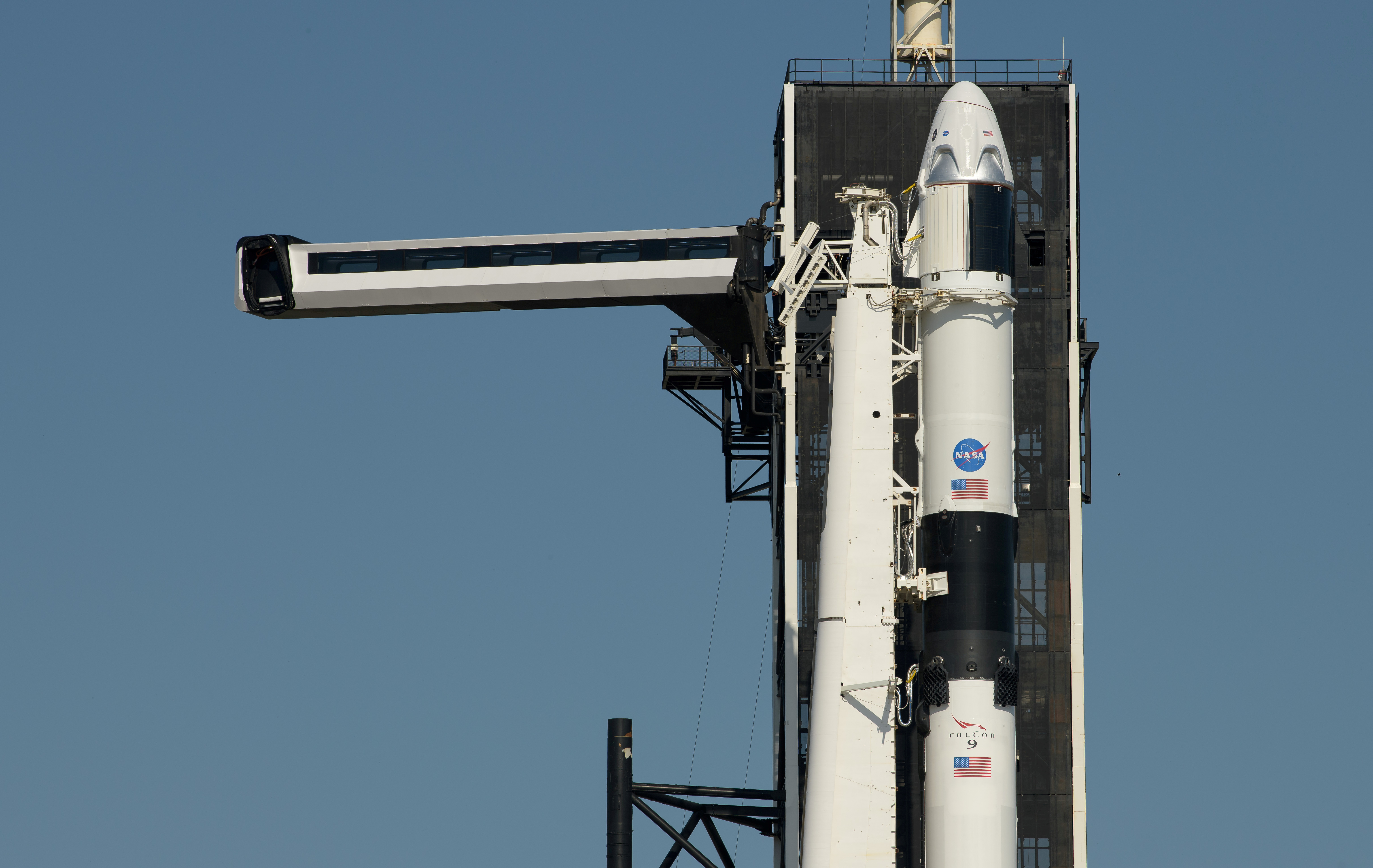 El brazo de acceso de la tripulación se coloca en posición en el cohete SpaceX Falcon 9 en el marco de los preparativos para la misión Demo-2 a la Estación Espacial Internacional (NASA/Bill Ingalls/Handout vía REUTERS)