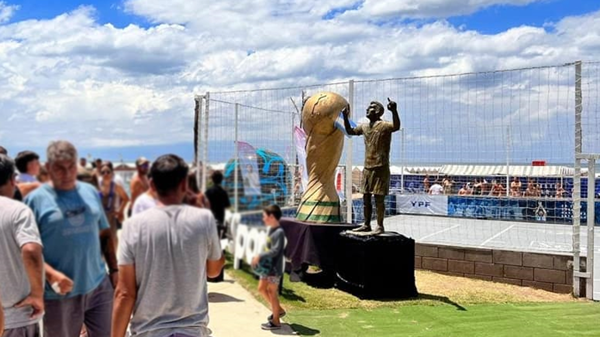 Mar Del Plata Inauguraron La Primera Estatua De Lionel Messi Con Las Tres Estrellas Infobae
