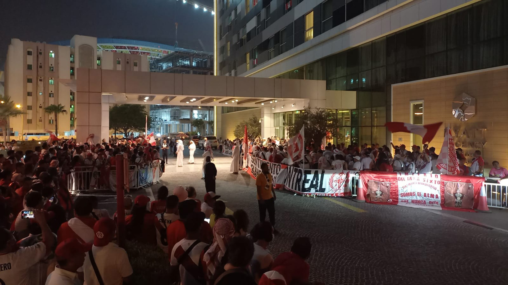 El banderazo fue citado para las 21 horas, pero desde mucho antes se fueron aglomerando los aficionados peruanos