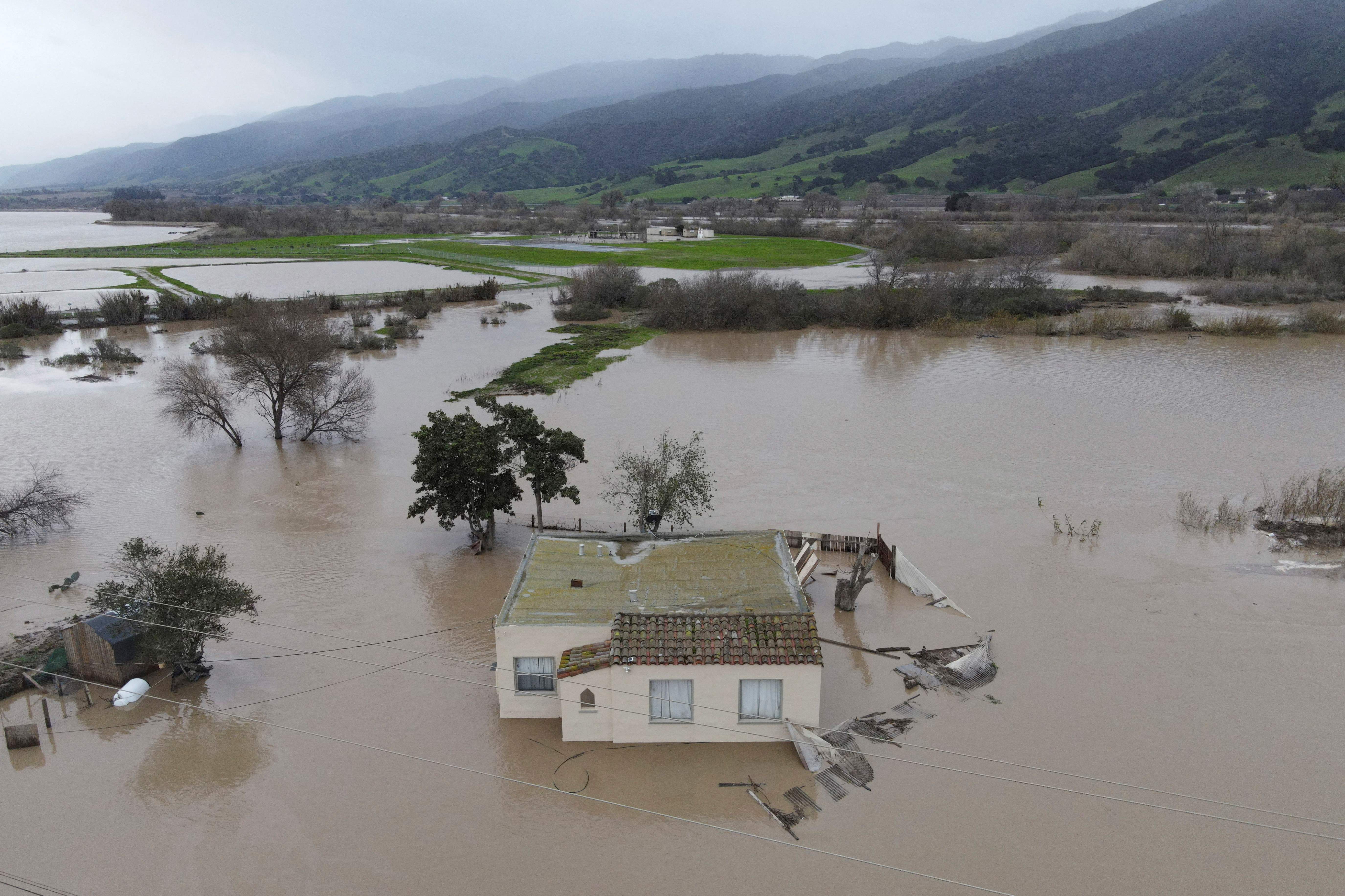 A new low pressure system hit the region on Friday, threatening to isolate the Monterey Peninsula and flood the city of Salinas (REUTERS / David Swanson)