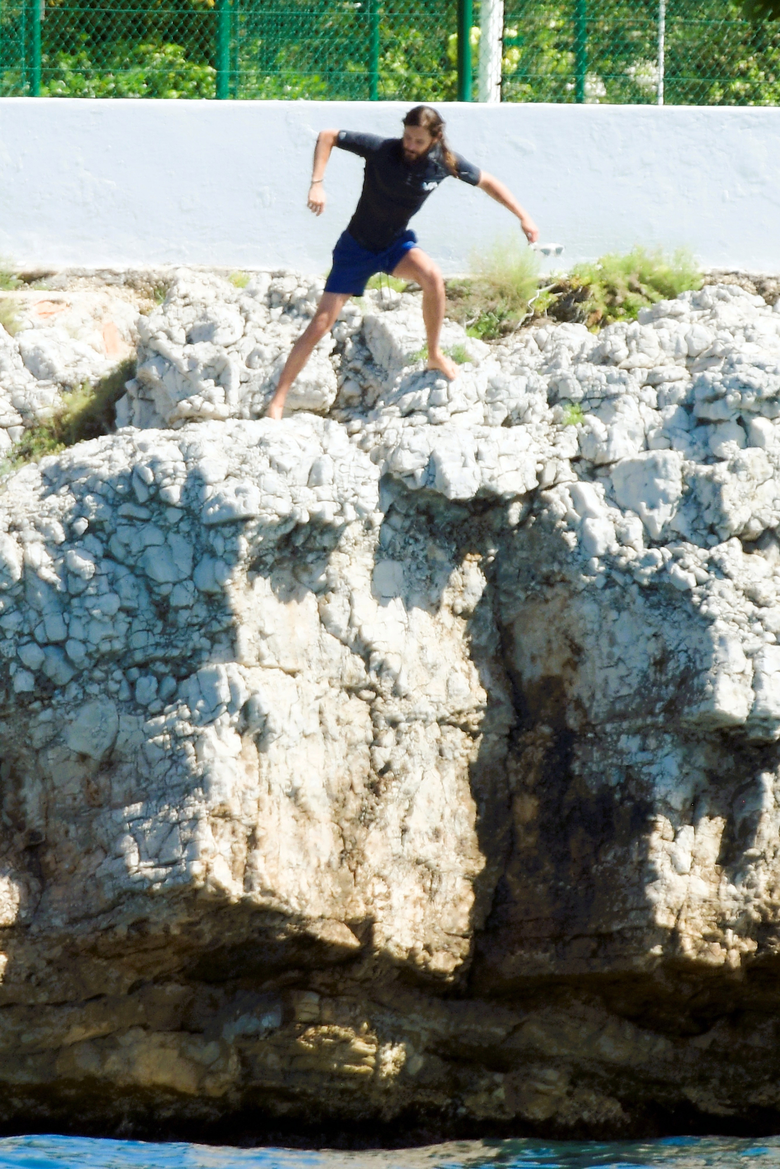 Funny vacations.  Jared Leto chose the south of France to enjoy a few days off with a group of friends.  There, moreover, he took advantage of the opportunity to do extreme sports: he was photographed while climbing a rock