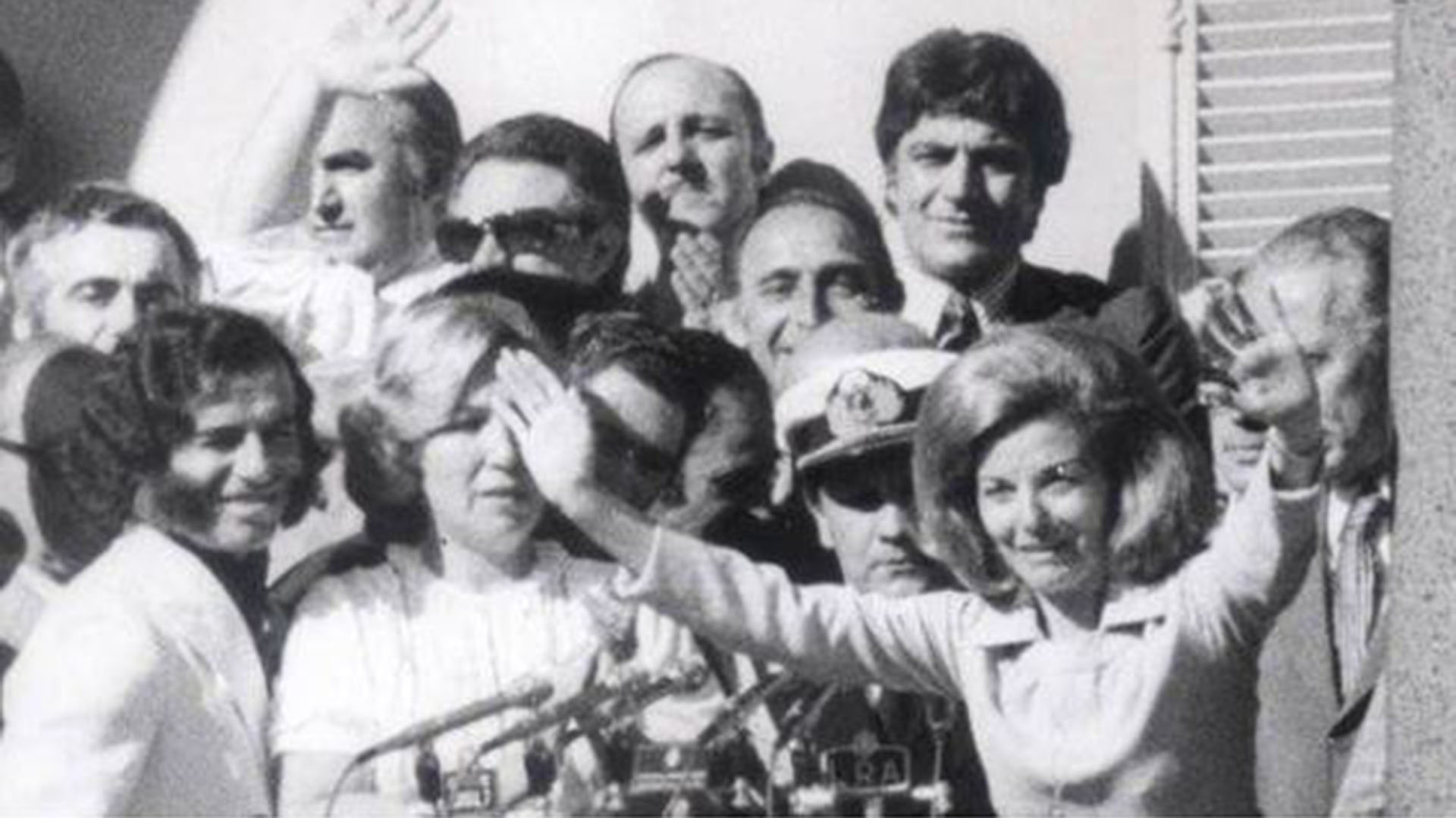 El 17 de octubre de 1975, Isabel saluda a la concurrencia en Plaza de Mayo y atrás el edecán naval, Carlos Menem e Italo Luder