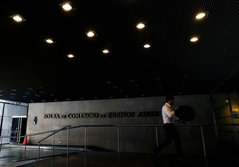 Foto de archivo - Ingreso a la Bolsa de Comercio de Buenos Aires, Argentina. Feb 26, 2020. REUTERS/Agustin Marcarian