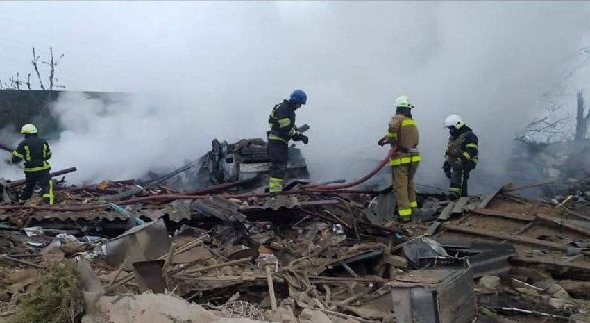Bomberos trabajan en el control de un incendio y la remoción de escombros tras el bombardeo ruso en Pavlohrad, Dnipropetrovsk (Gobierno de Dnipropetrovsk/Serhii Lysak via Telegram/Handout via REUTERS)