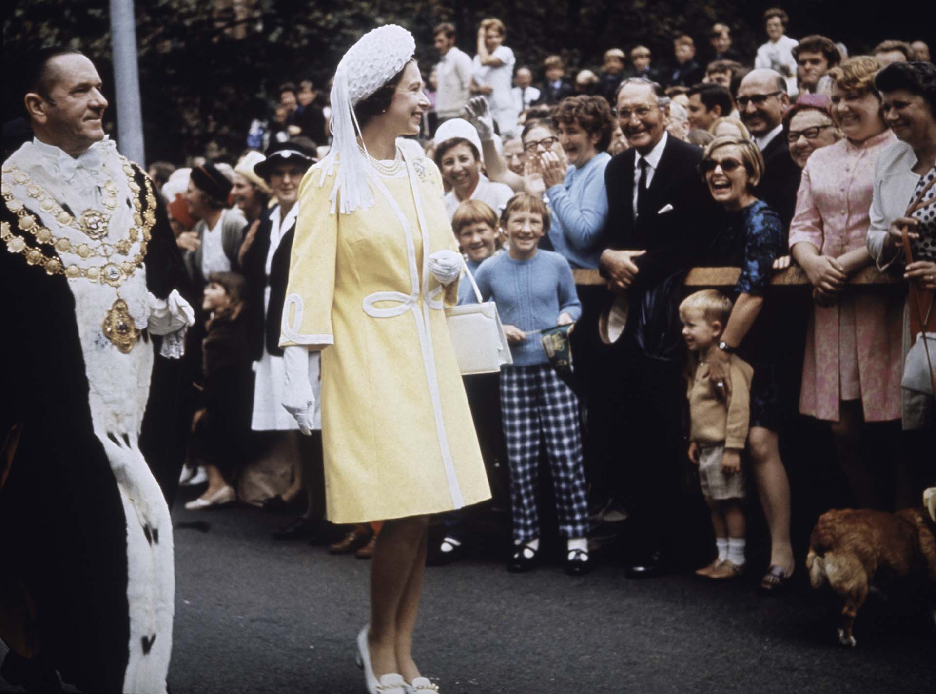 La reina recorrió el mundo varias veces para cumplir con todas sus obligaciones monárquicas. En esta ocasión, visitó Town Hall en Sydney, acompañada por el Alcalde, Emmet McDermott