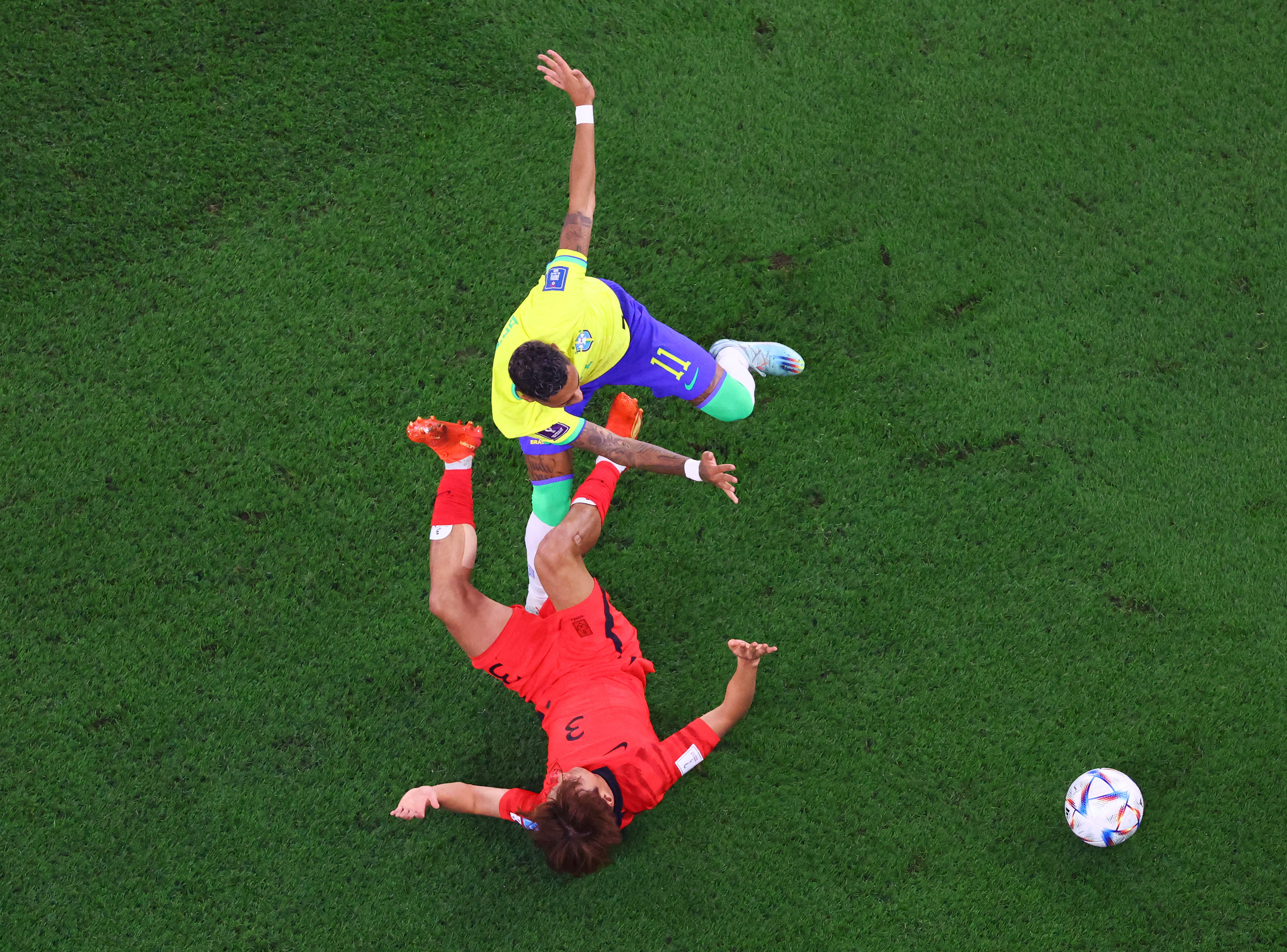 Korea's Kim Jin-no puede detener a Raphinha en el inicio de la jugada del gol de Brasil. Foto: REUTERS/Fabrizio Bensch