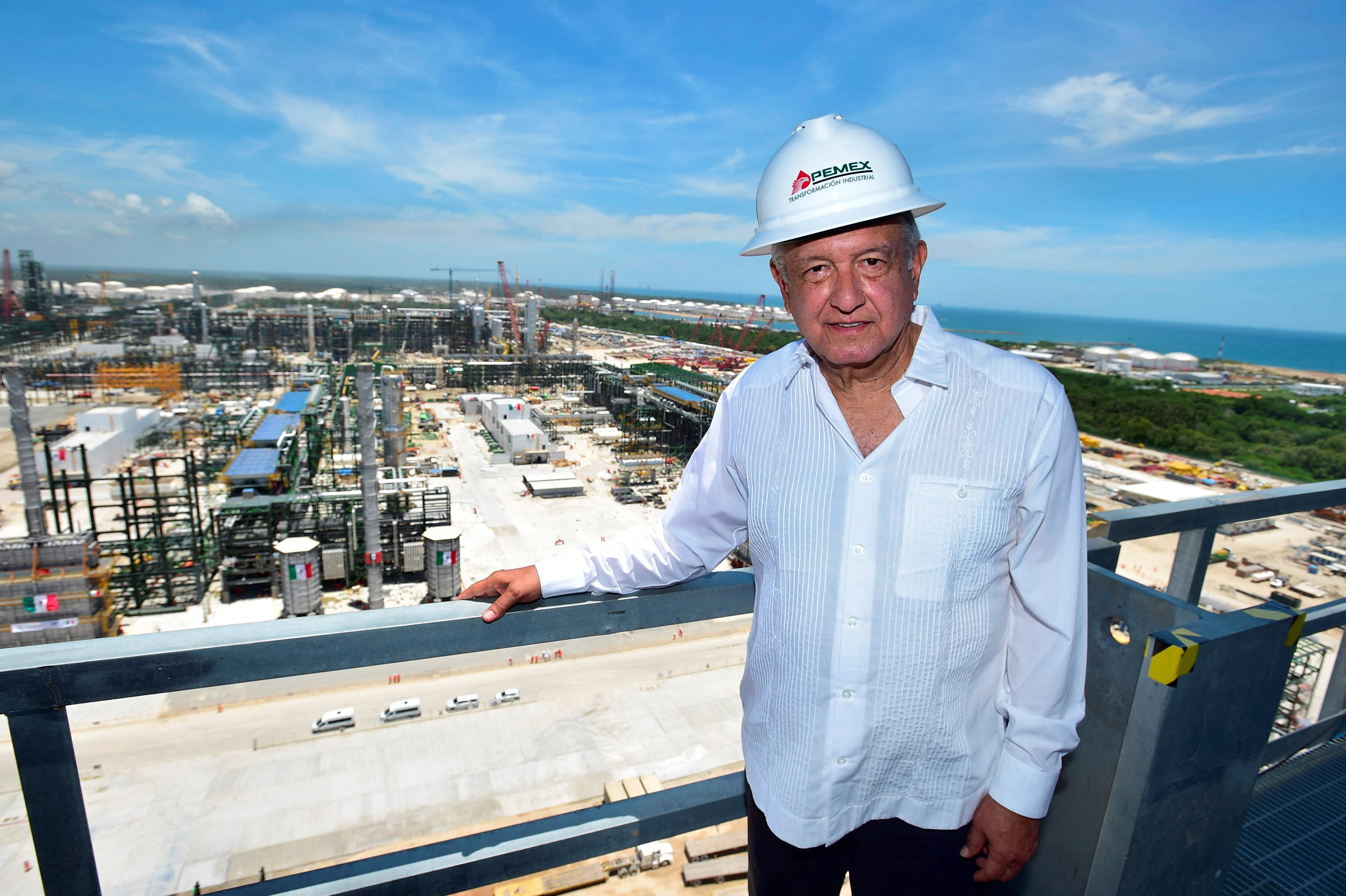 President López Obrador supervising the construction of the new Olmeca oil refinery, better known as "of mouths" (Photo: Reuters)