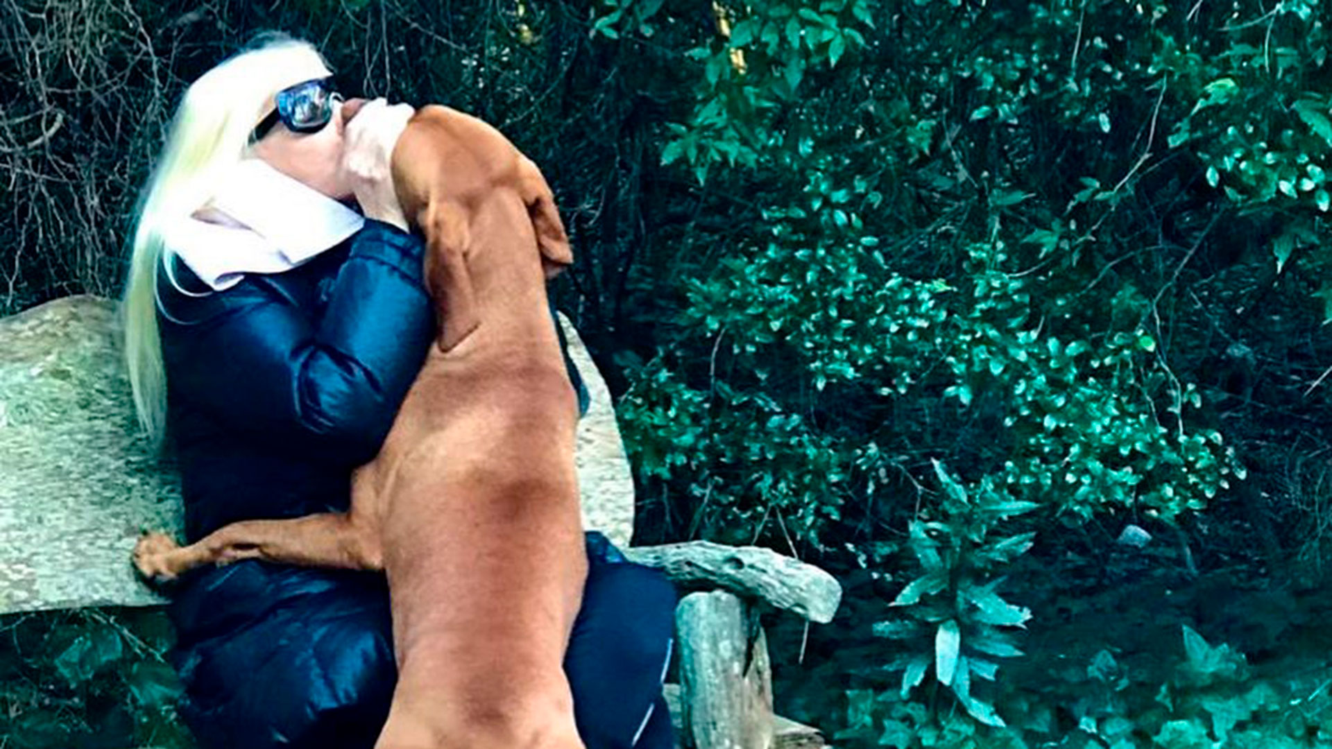 Susana Giménez recibiendo besos y afecto de su perro Beto, todo el amor que necesita para ser feliz 
