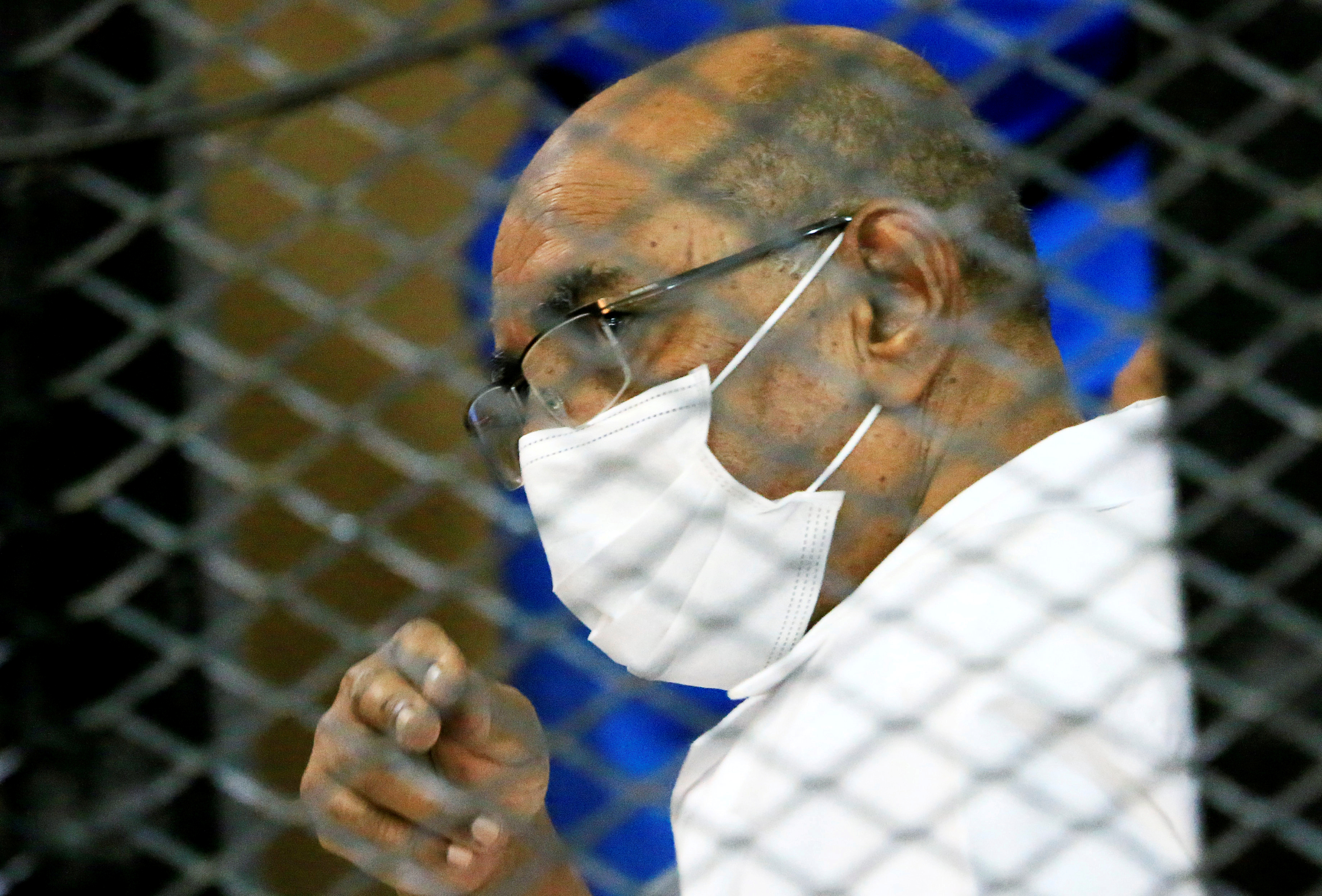 FOTO DE ARCHIVO: El presidente derrocado de Sudán, Omar al-Bashir, es visto dentro de la jaula del acusado durante su juicio y el de algunos de sus antiguos aliados por el golpe militar de 1989 que llevó al autócrata al poder en 1989, en un juzgado de Jartum, Sudán, el 15 de septiembre de 2020. REUTERS / Mohamed Nureldin Abdallah / Foto de archivo