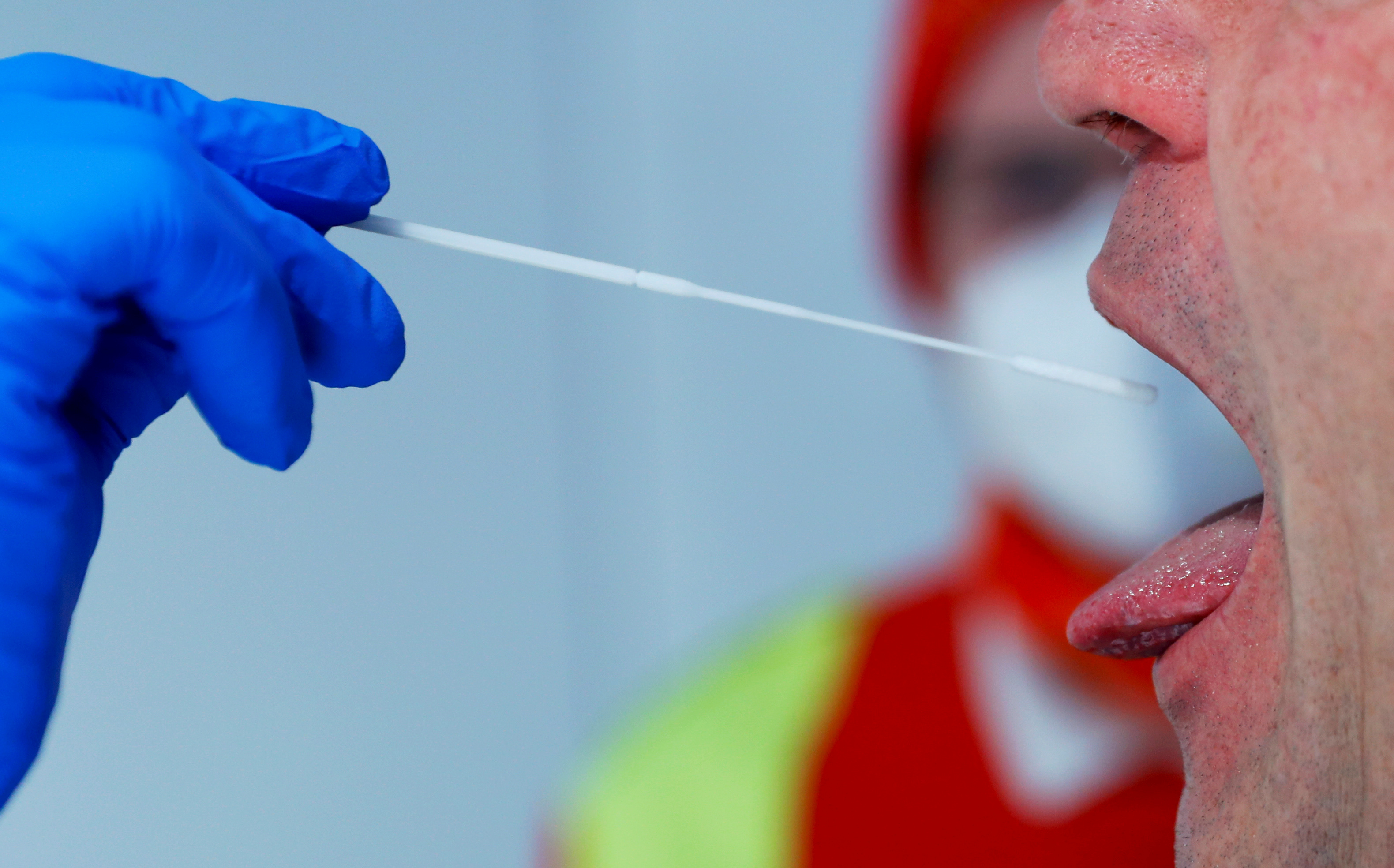 Un trabajador de la Salud realiza un test rápido por COVID-19 en Soelden, Austria. REUTERS/Leonhard Foeger