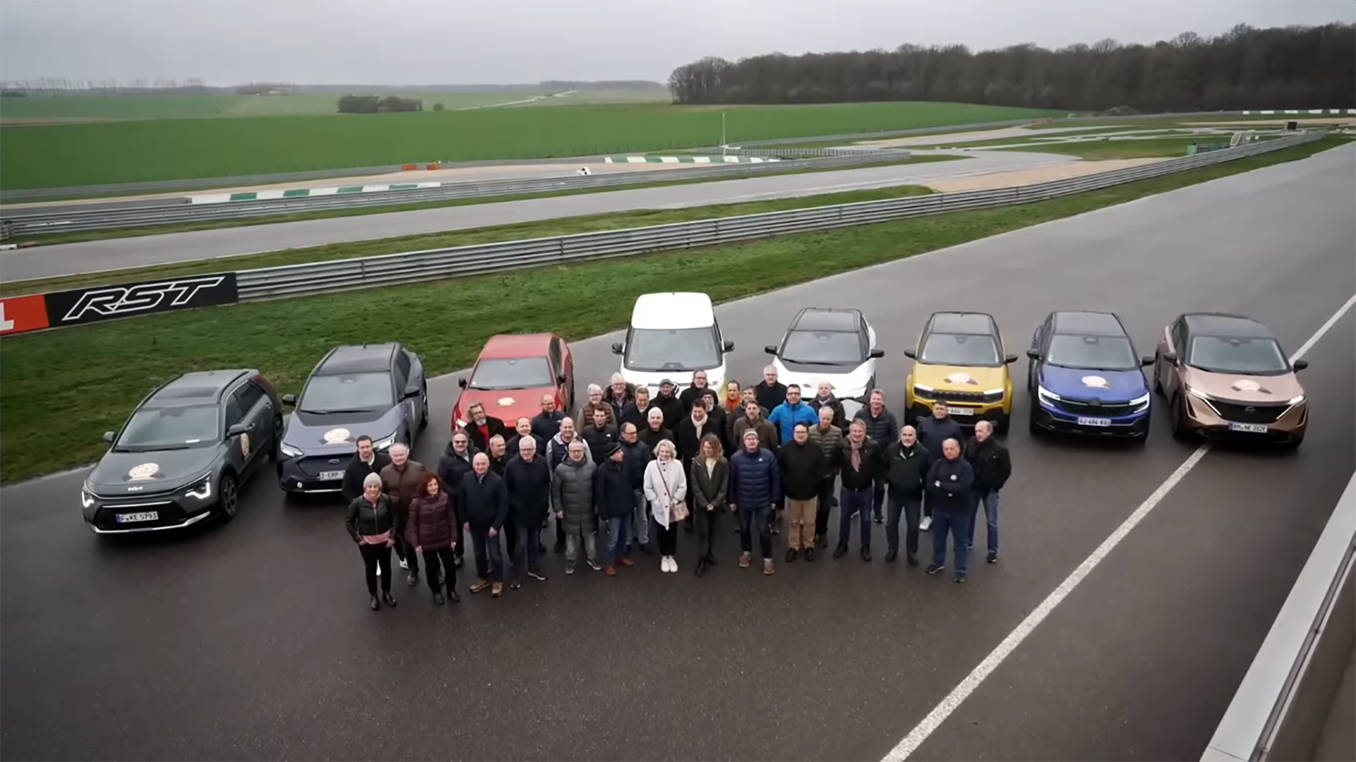 Los 8 autos que representaban a 7 modelos, ya que el Toyota y el Subaru competían juntos por tratarse del mismo vehículo con distinta marca