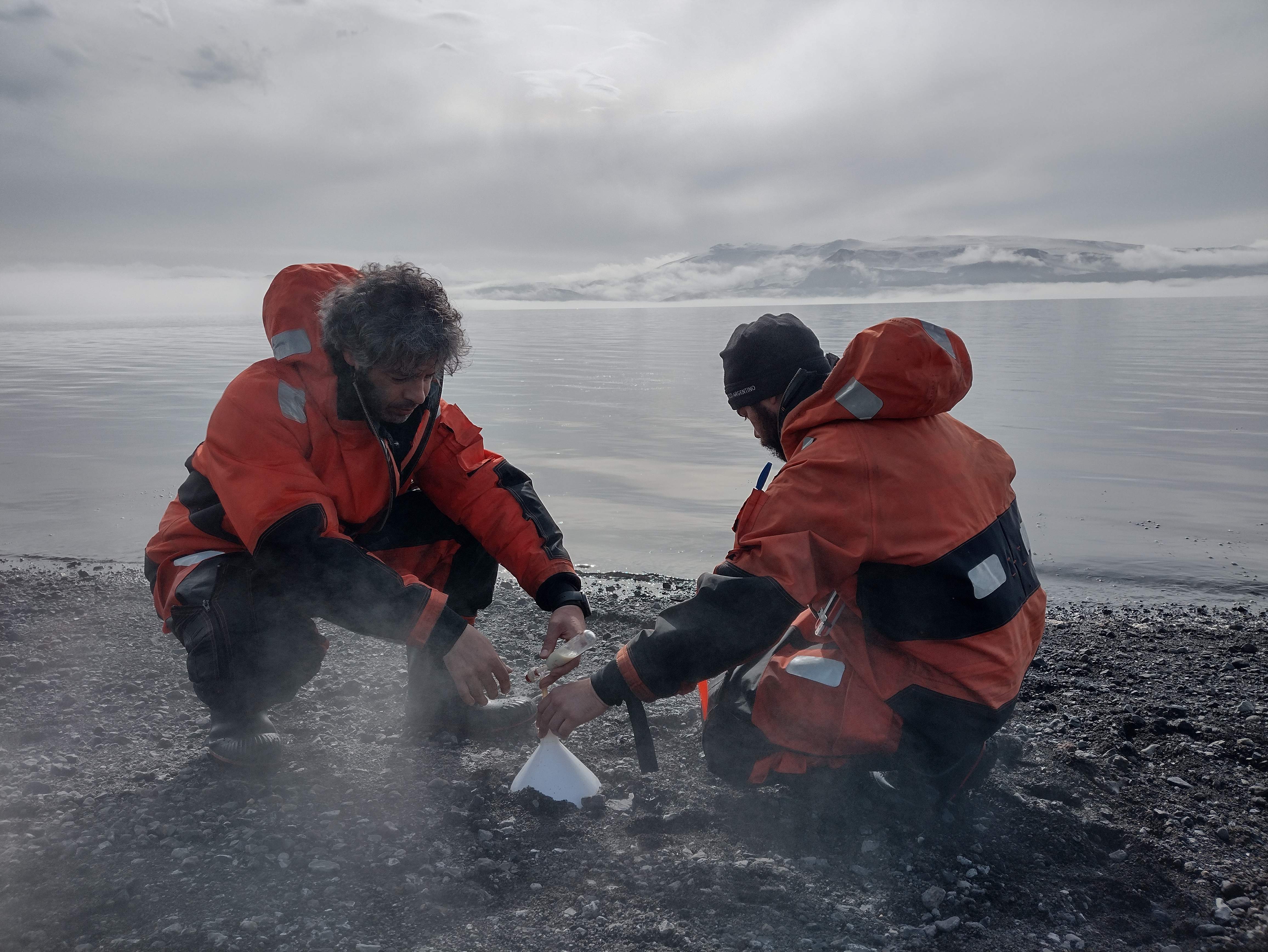 El equipo de científicos argentinos midiendo gases volcánicos en la Antártida (foto: Mariano Augusto)