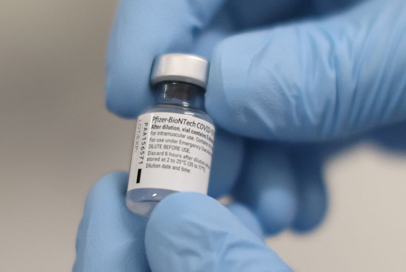 Un frasco de la vacuna de Pfizer y BioNTech contra el COVID-19 en el Royal Victoria Hospital de Belfast, Irlanda del Norte (Liam McBurney/Pool vía REUTERS)