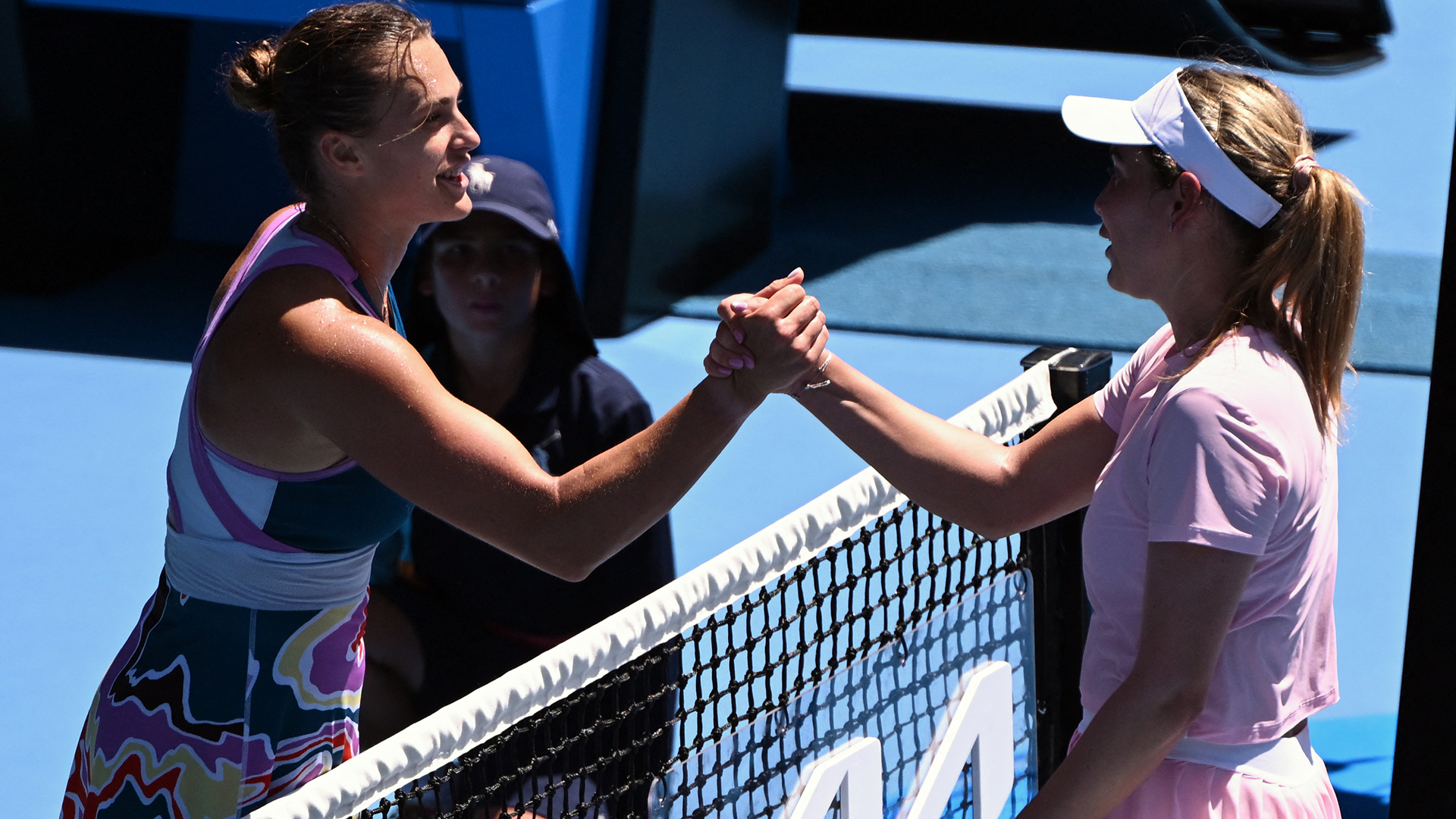 Aryna Sabalenka se iimpuso frente a Donna Vekic en cuartos de final del Abierto de Australia (AFP)