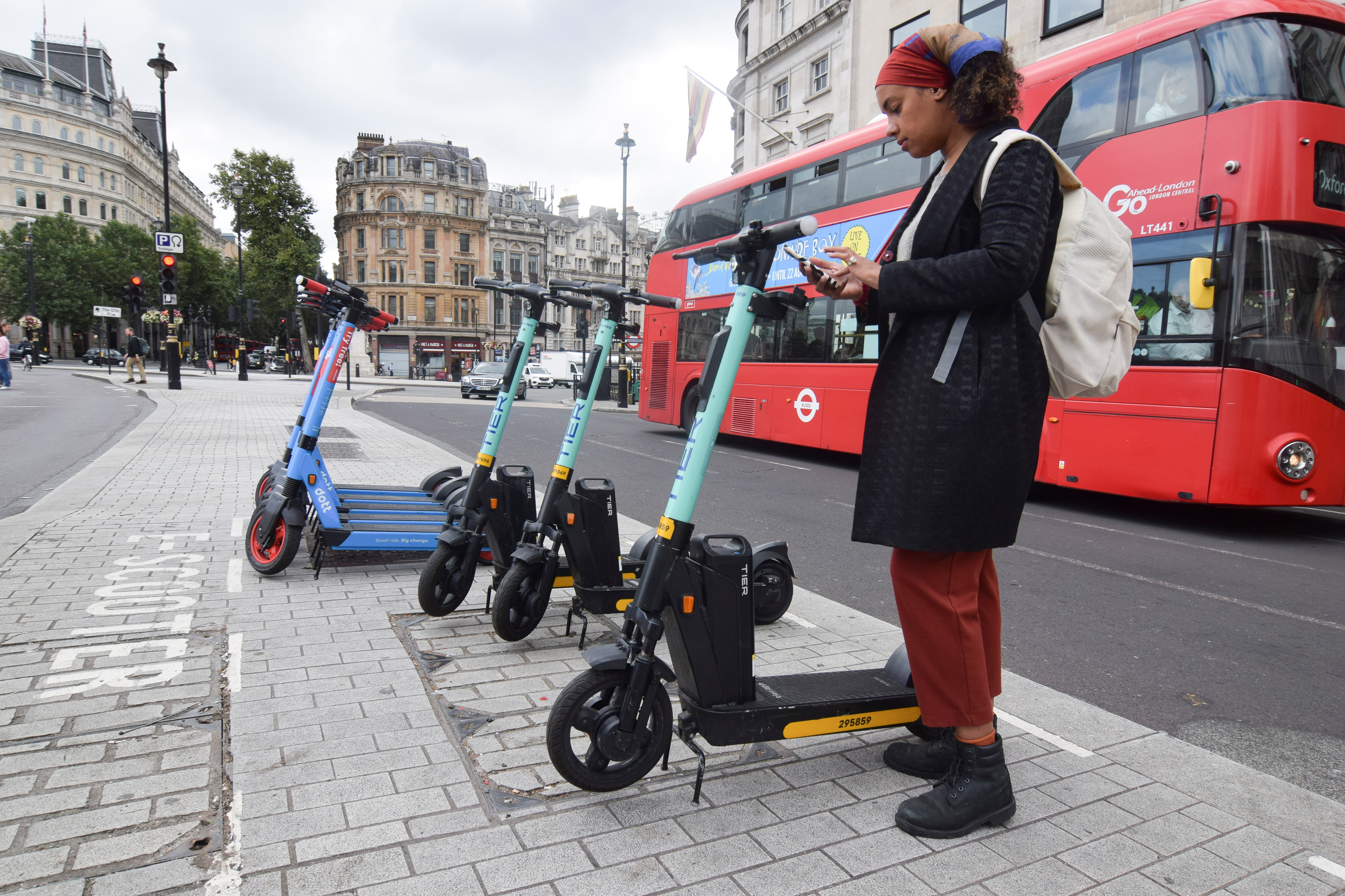 El scooter eléctrico ha ganado terreno como un medio de transporte alternativo en Europa pero ha causado accidentes asociados a poco sonido que hacen. REUTERS/Nick Carey