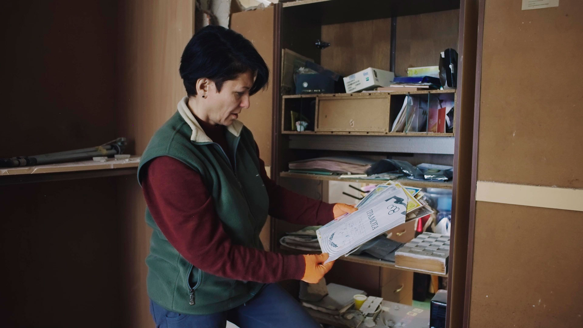 Maryna Yeshchenko revisa papeles que rescató entre los escombros de su apartamento (Vadym Ilkov video)