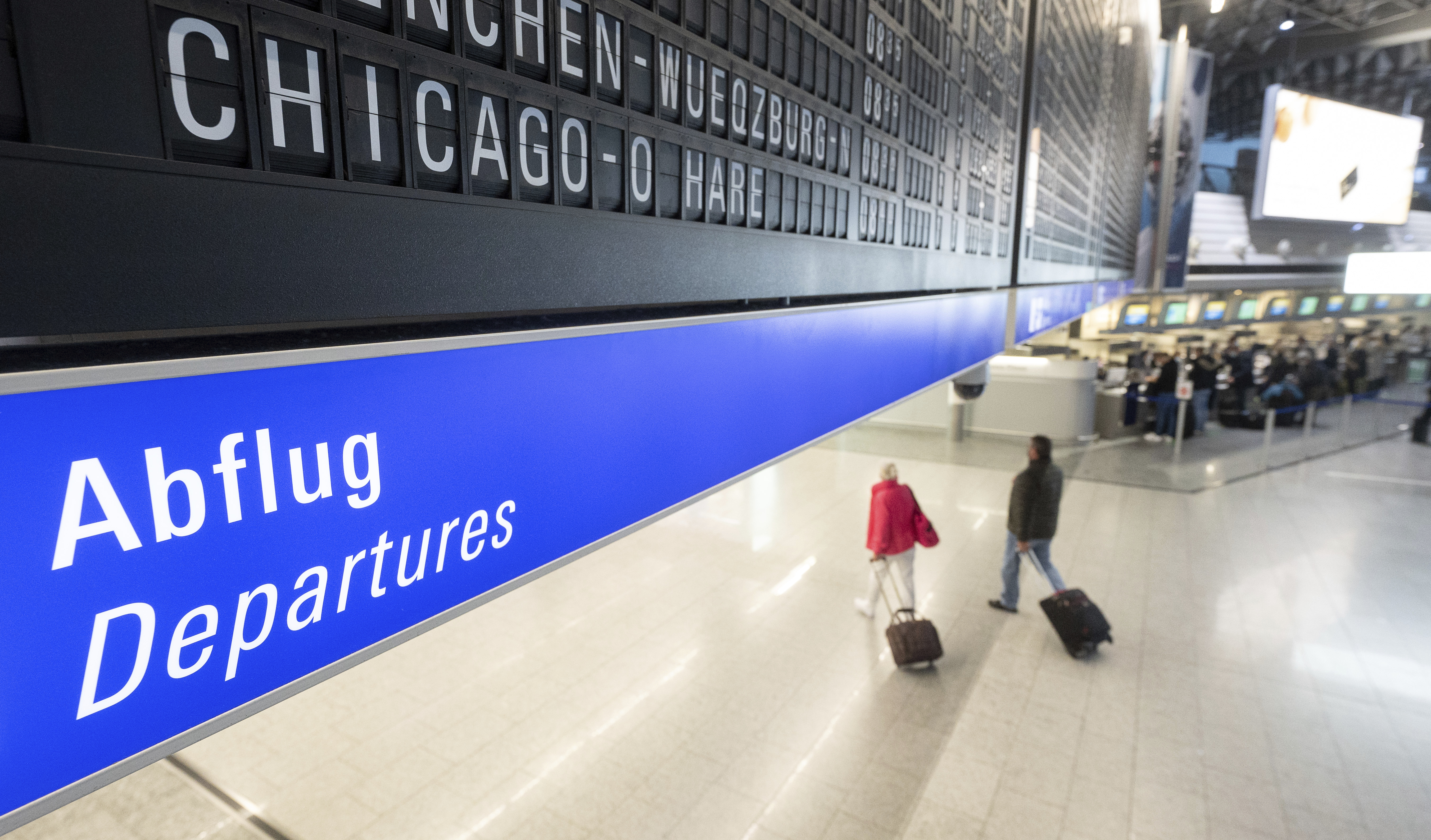 Un vuelo a Chicago O'Hare se muestra en un tablero en el aeropuerto de Frankfurt este lunes (Sebastian Gollnow/dpa via AP)