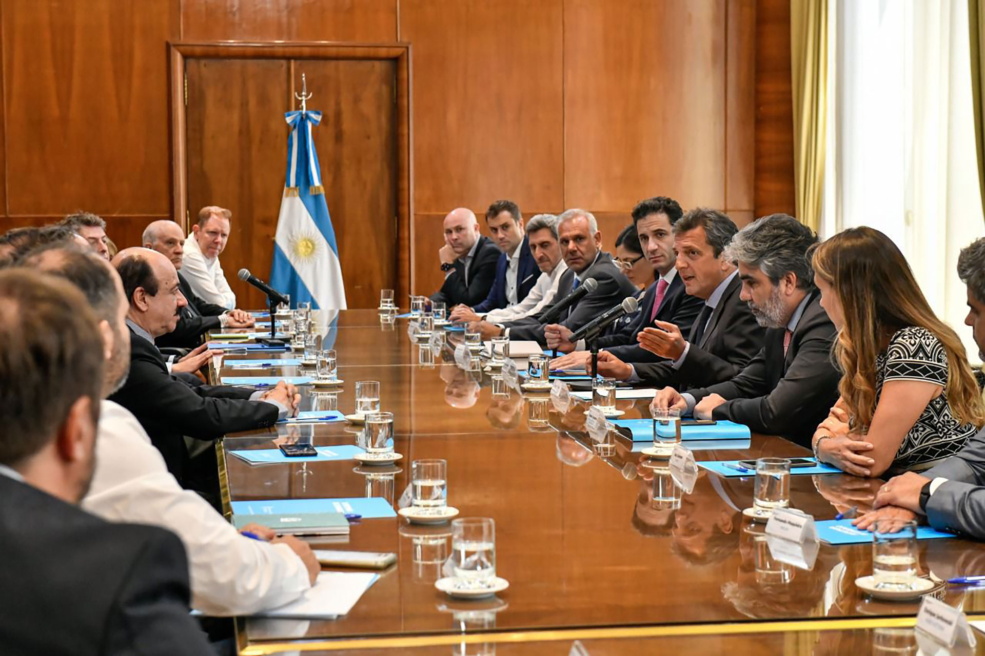 Sergio Massa y Matías Tombolini con directivos de empresas fabricantes de celulares 