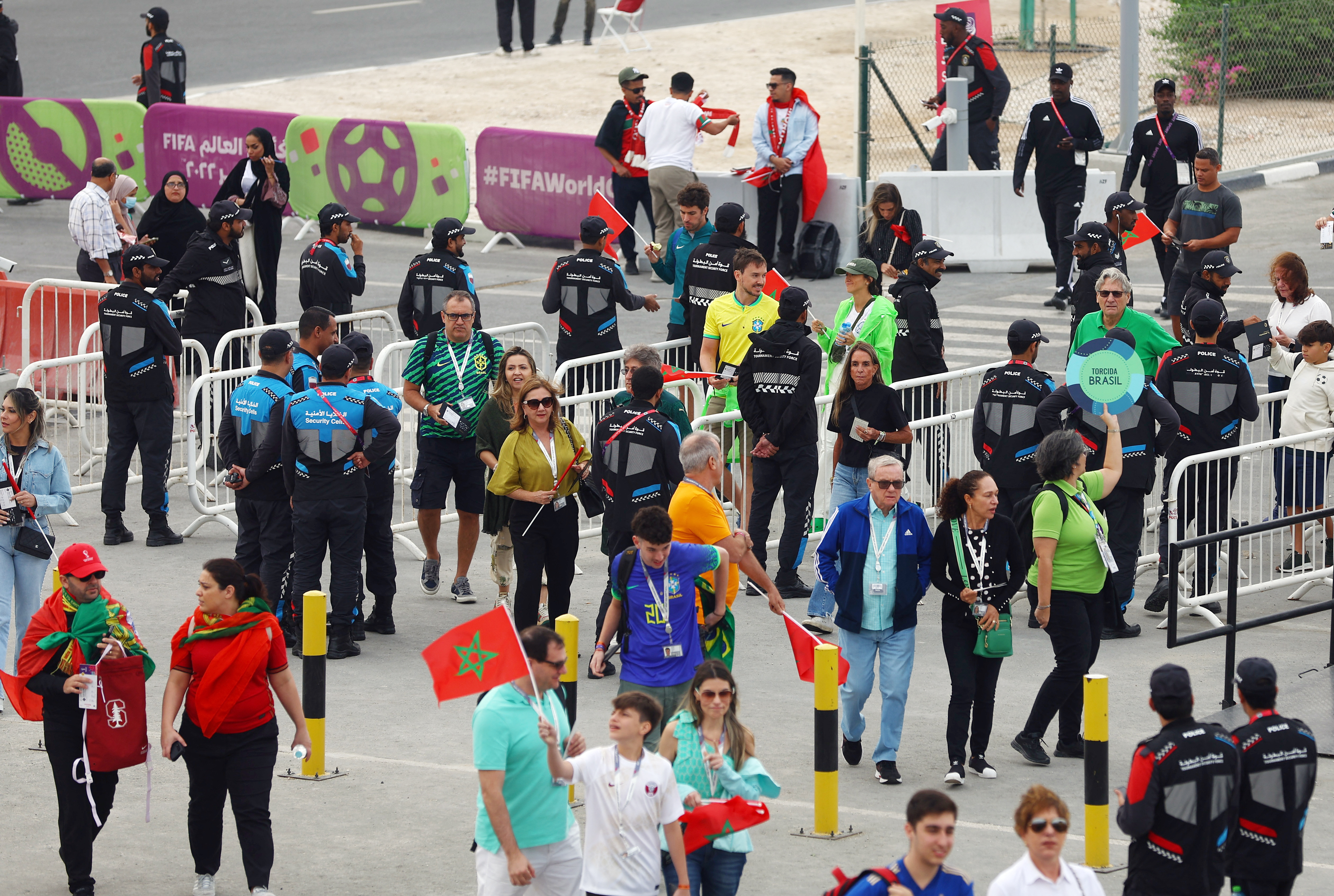 Los fanáticos de Portugal y Marruecos empiezan a llegar al Estadio Al Thumama (REUTERS/Ibraheem Al Omari)